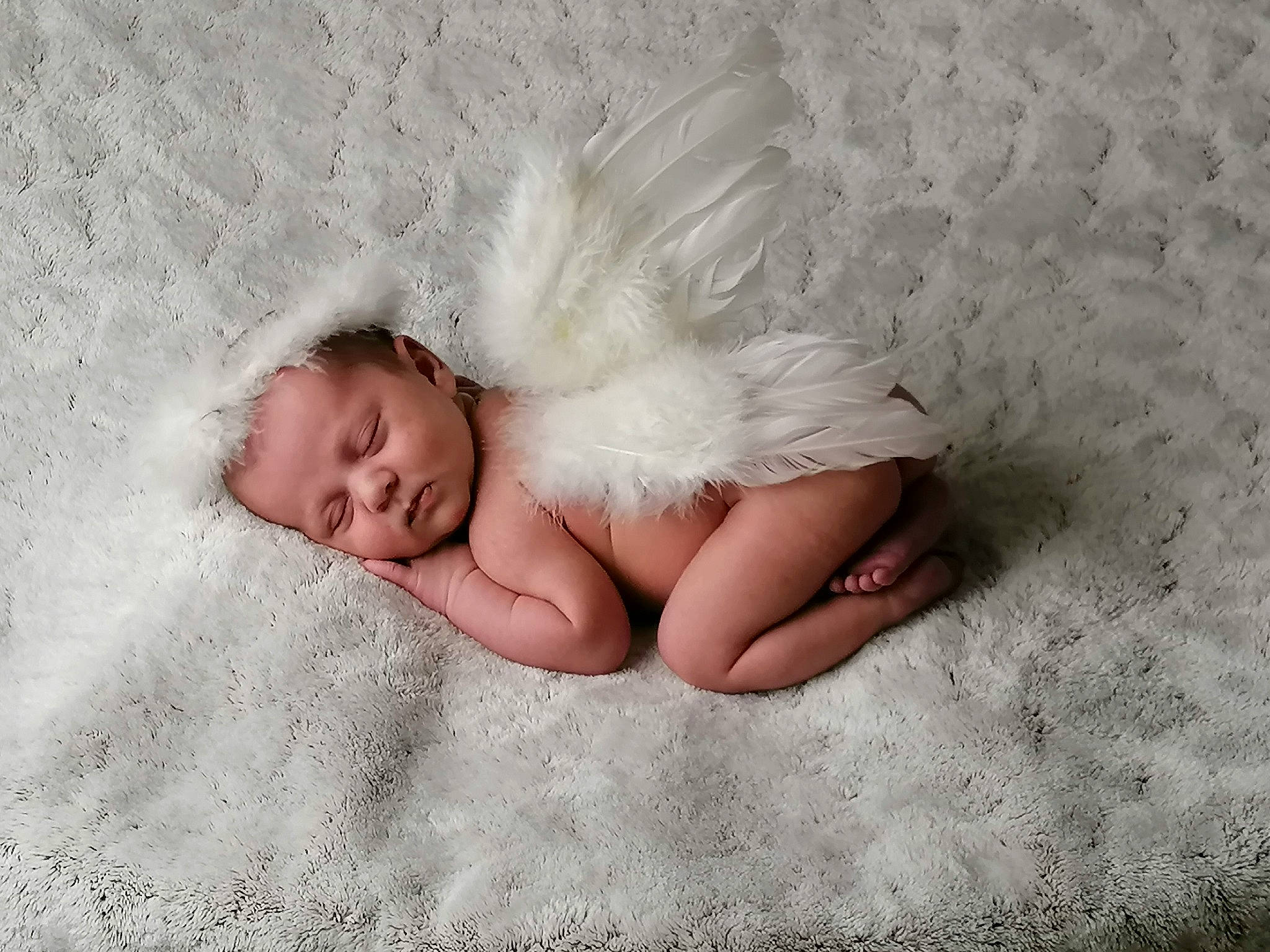 Thaïs participe au concours pour gagner de l'argent avec cette photo : baby, baby_sleeping, baby_toddler_clothing, barefoot, bedtime, child, comfort, finger, flooring, foot, fur, grass, hand, illustration, linens, nail, person, skin, textile, toddler