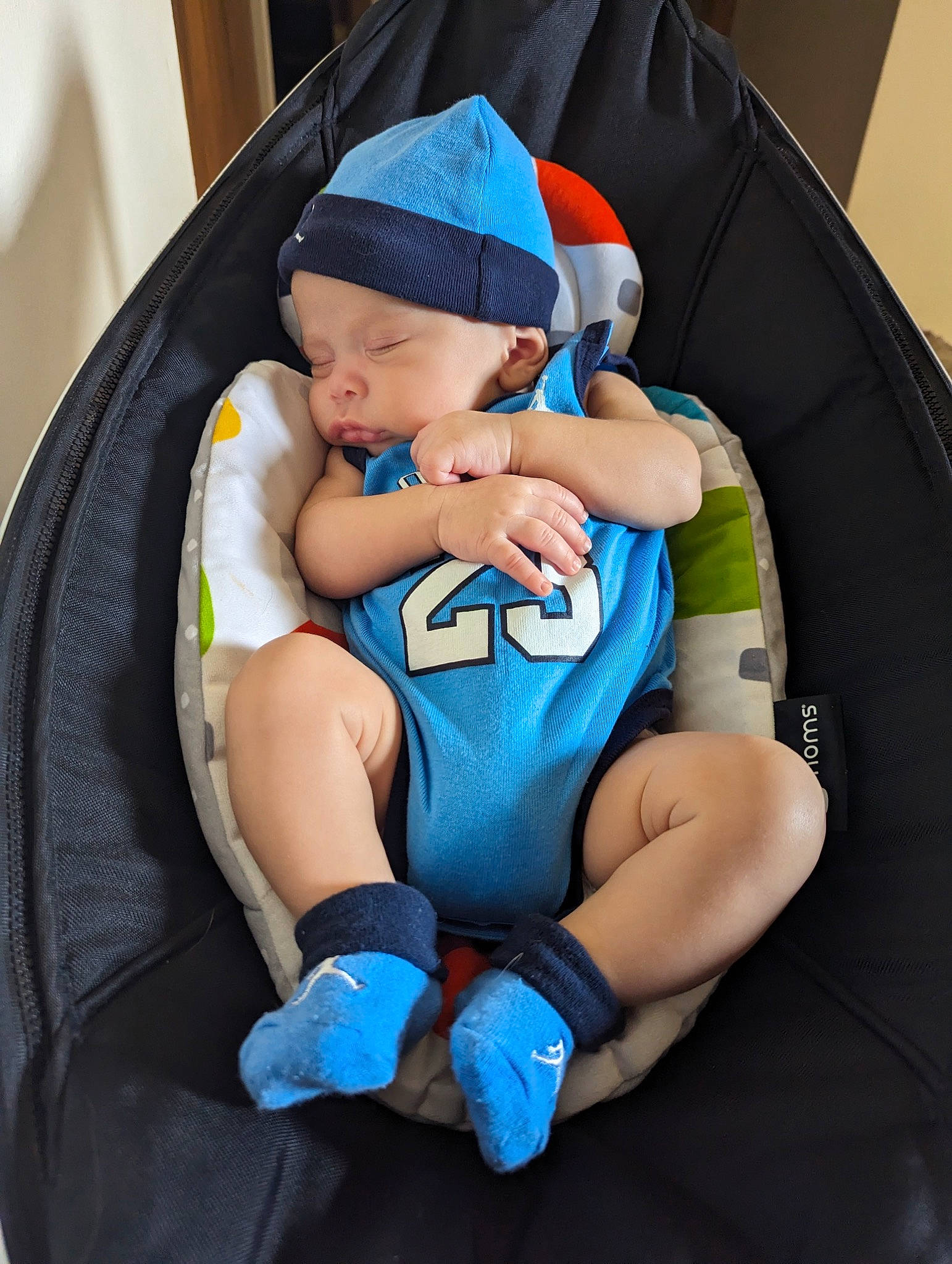 Marcellus is registered to the contest to win money with this photo: arm, baby, baby_carriage, baby_in_car_seat, baby_products, baby_safety, baby_sleeping, baby_toddler_clothing, bag, car_seat, child, comfort, electric_blue, hat, headwear, infant_bed, leisure, luggage_and_bags, person, sitting