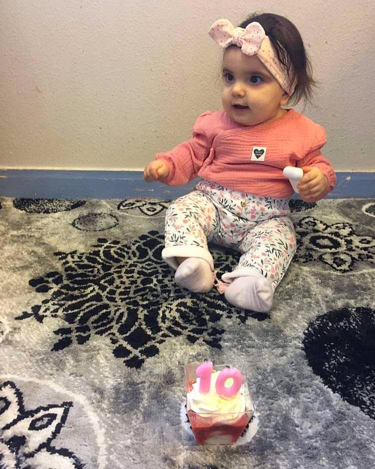 Naira a rejoint le concours — aidez-le/la à gagner de superbes lots ! art, baby_toddler_clothing, beauty, child, floor, flooring, fun, happy, headwear, human, organ, pattern, people, person, photograph, pink, play, sleeve, snapshot, toddler