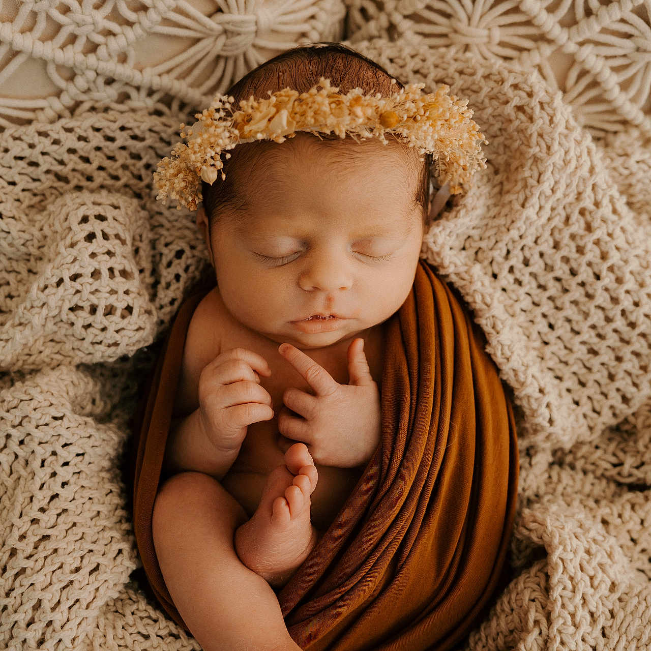 Juliette a rejoint le concours — aidez-le/la à gagner de superbes lots ! baby, beige, blanket, brown_wrap, closed_eyes, cozy, flower_crown, hands, headband, infant, knit_blanket, newborn, peaceful, portrait, sleeping, studio_photography, swaddle, textured_background, toes, warm_tones
