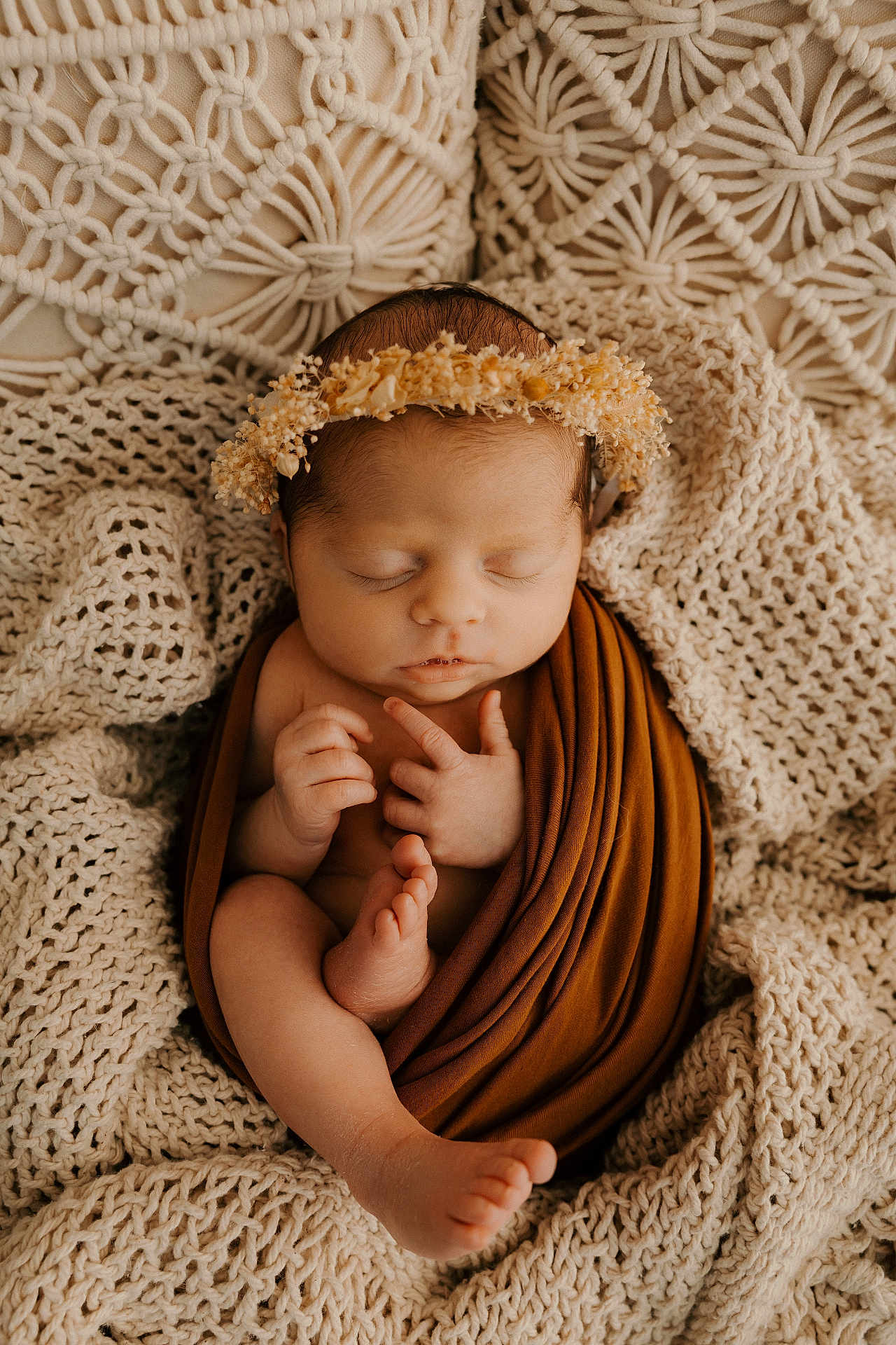 Juliette a rejoint le concours — aidez-le/la à gagner de superbes lots ! baby, newborn, infant, sleeping, swaddle, blanket, knit_blanket, textured_background, headband, flower_crown, toes, hands, closed_eyes, portrait, cozy, warm_tones, brown_wrap, beige, studio_photography, peaceful