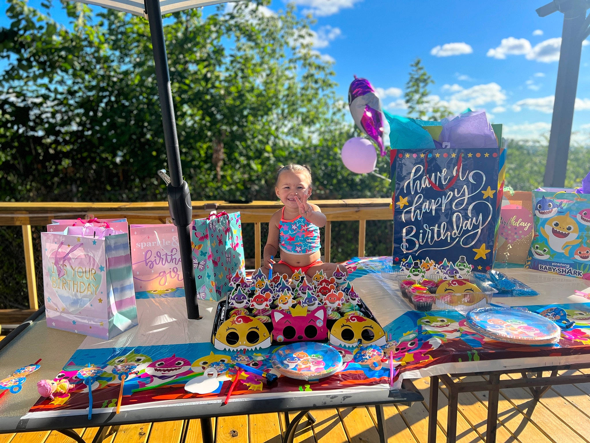 Ariel is registered to the contest to win money with this photo: art, artist, balloon, city, cloud, entertainment, event, fun, human_settlement, joy, leisure, nature, person, public_space, recreation, sky, summer, sunglasses, table, toy