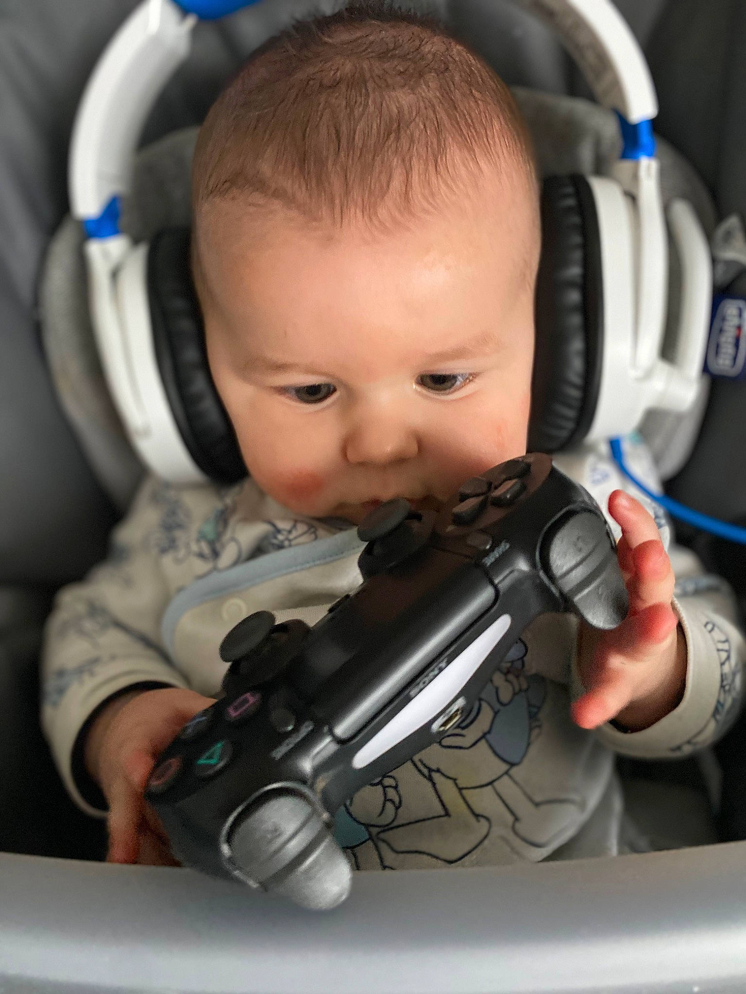 Maylann a rejoint le concours — aidez-le/la à gagner de superbes lots ! air_gun, audio_equipment, child, eye, eyelash, flash_photography, gadget, head, headphones, hearing, machine_gun, peripheral, person, personal_protective_equipment, shooting, skin, soldier, sports_gear, technology, toddler