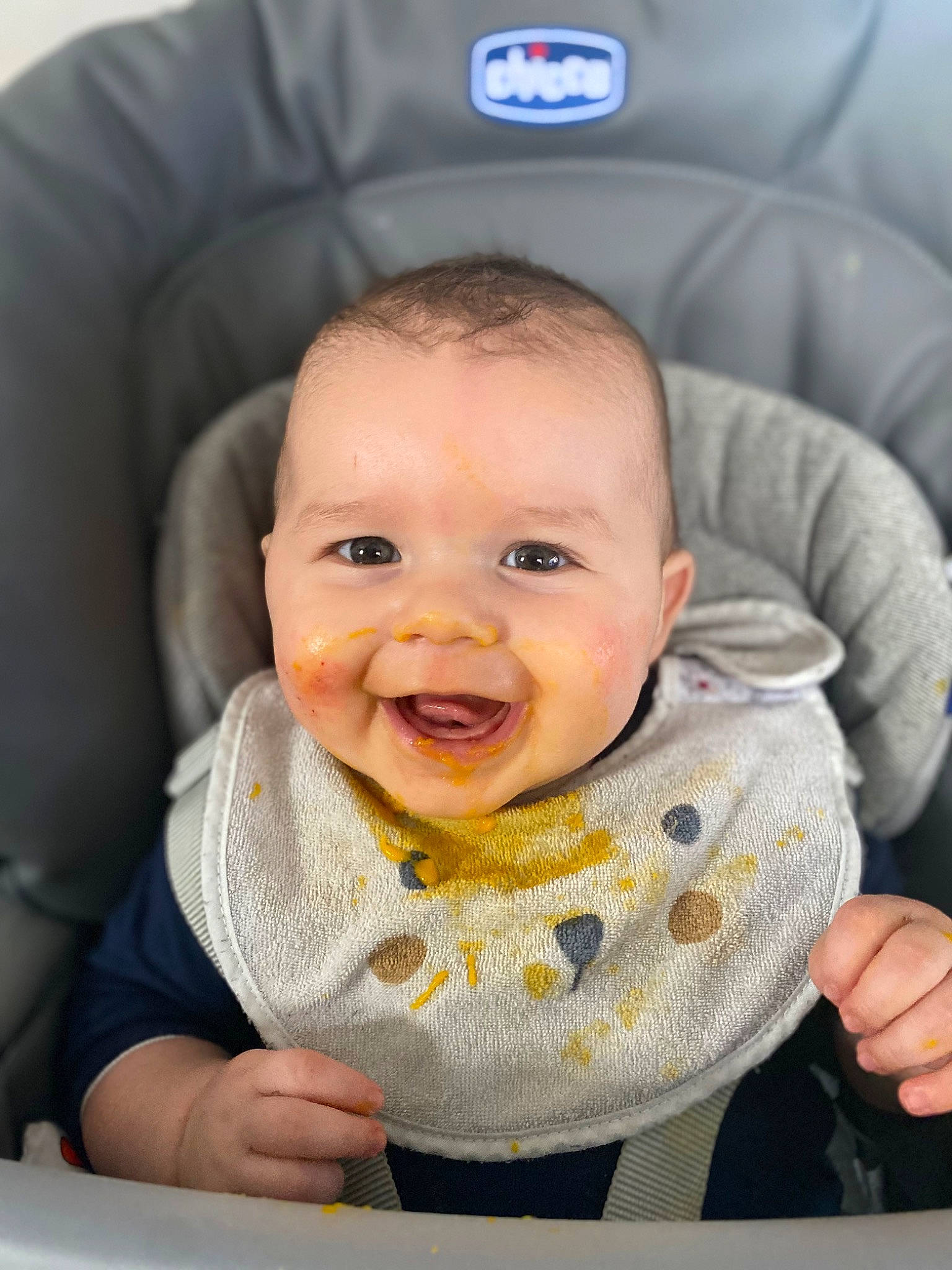 Maylann a rejoint le concours — aidez-le/la à gagner de superbes lots ! baby, baby_toddler_clothing, bib, cheek, collar, comfort, ear, finger, happy, iris, joy, lip, mouth, nose, person, product, seat_belt, skin, sleeve, smile