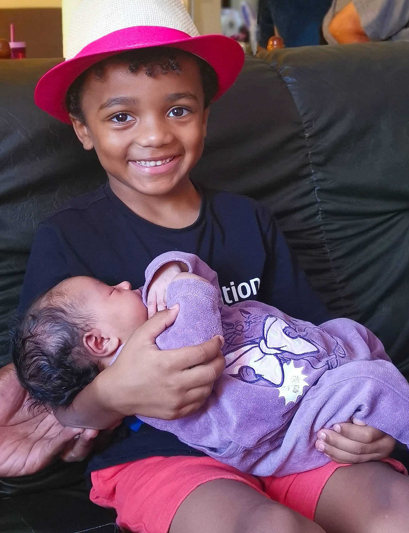 Tide-lèo a rejoint le concours — aidez-le/la à gagner de superbes lots ! arm, comfort, eye, facial_expression, finger, fun, hairstyle, hand, happy, hat, head, human, joy, mouth, organ, people, person, pink, purple, skin