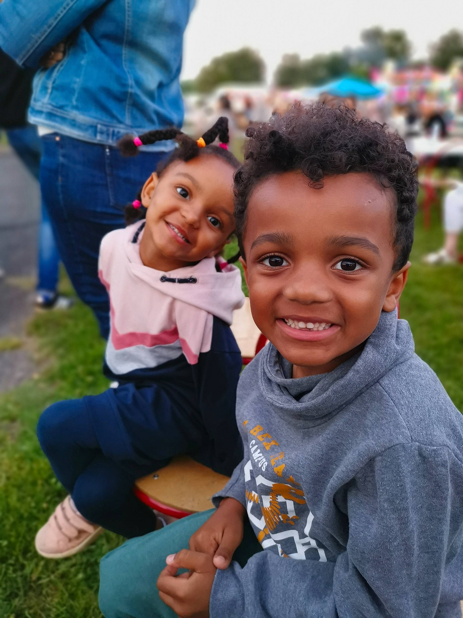 Tide-lèo participe au concours pour gagner de l'argent avec cette photo : blue, child, clothing, event, facial_expression, friendship, fun, grass, happy, jeans, joy, leisure, people, person, photograph, recreation, sitting, skin, smile, t_shirt