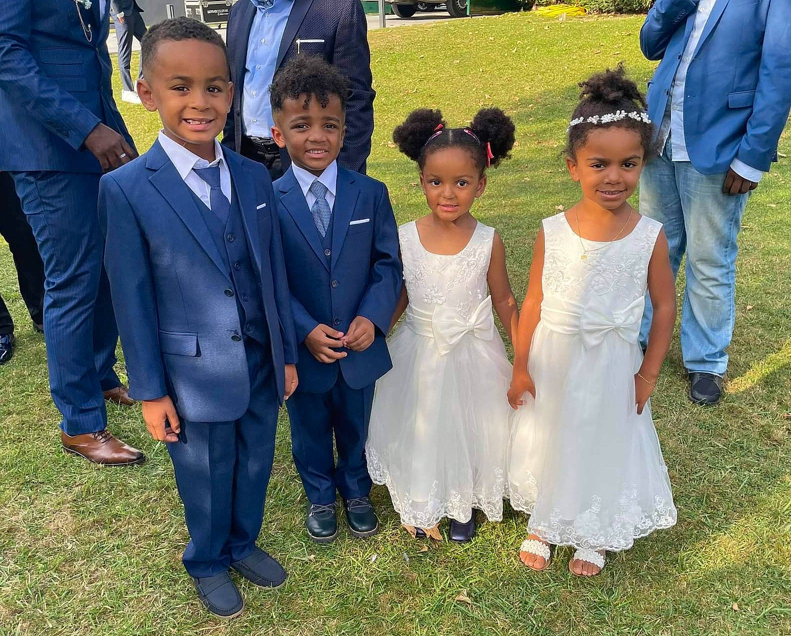 Tide-lèo a rejoint le concours — aidez-le/la à gagner de superbes lots ! adaptation, clothing, dress, facial_expression, footwear, formal_wear, friendship, fun, gesture, grass, happy, jeans, joy, lawn, people_in_nature, person, plant, shoe, suit, tie