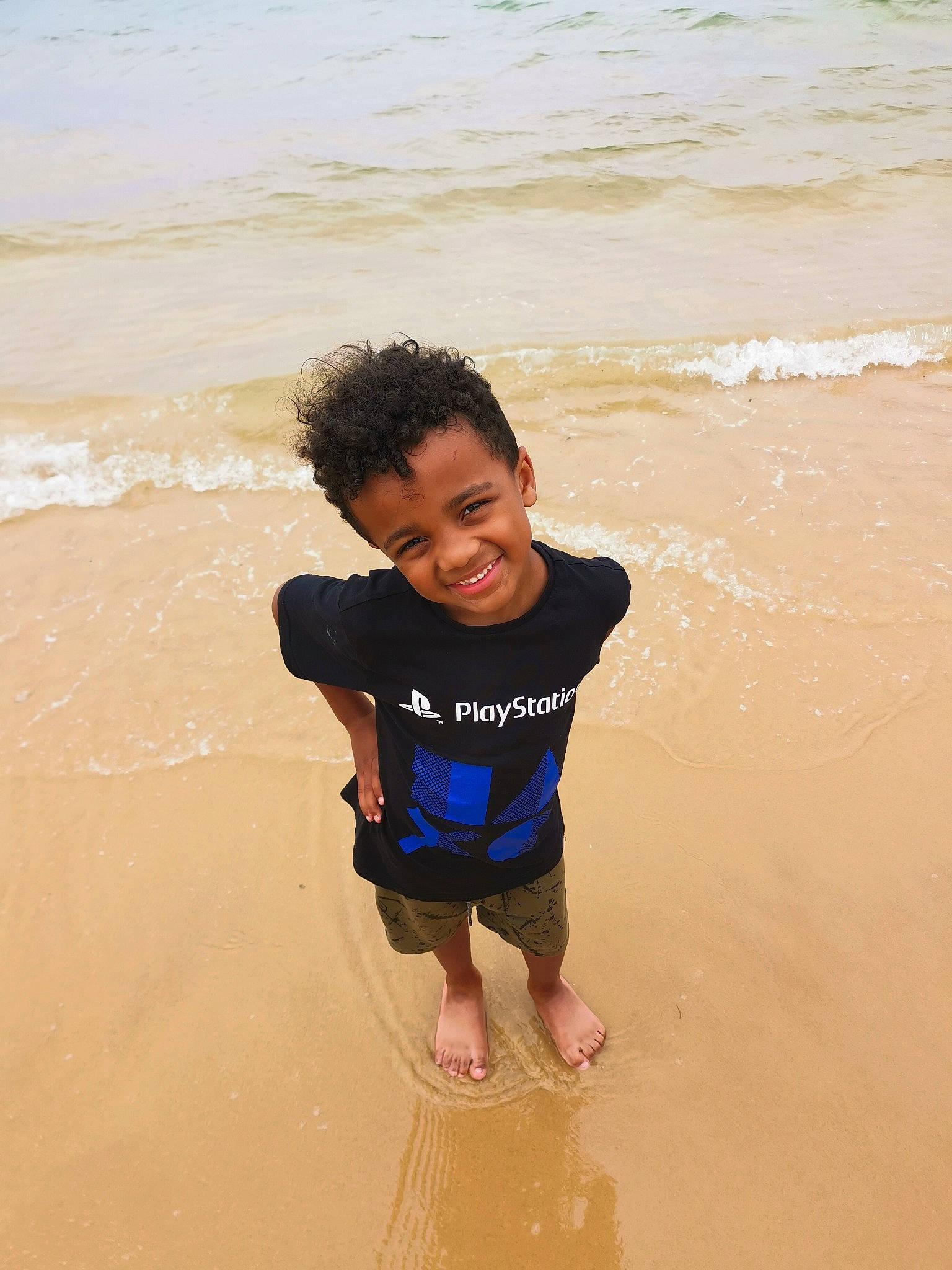 Tide-lèo participe au concours pour gagner de l'argent avec cette photo : barefoot, beach, coast, foot, fun, happy, joy, leisure, ocean, people_on_beach, person, recreation, sand, shore, shorts, smile, summer, t_shirt, toddler, water