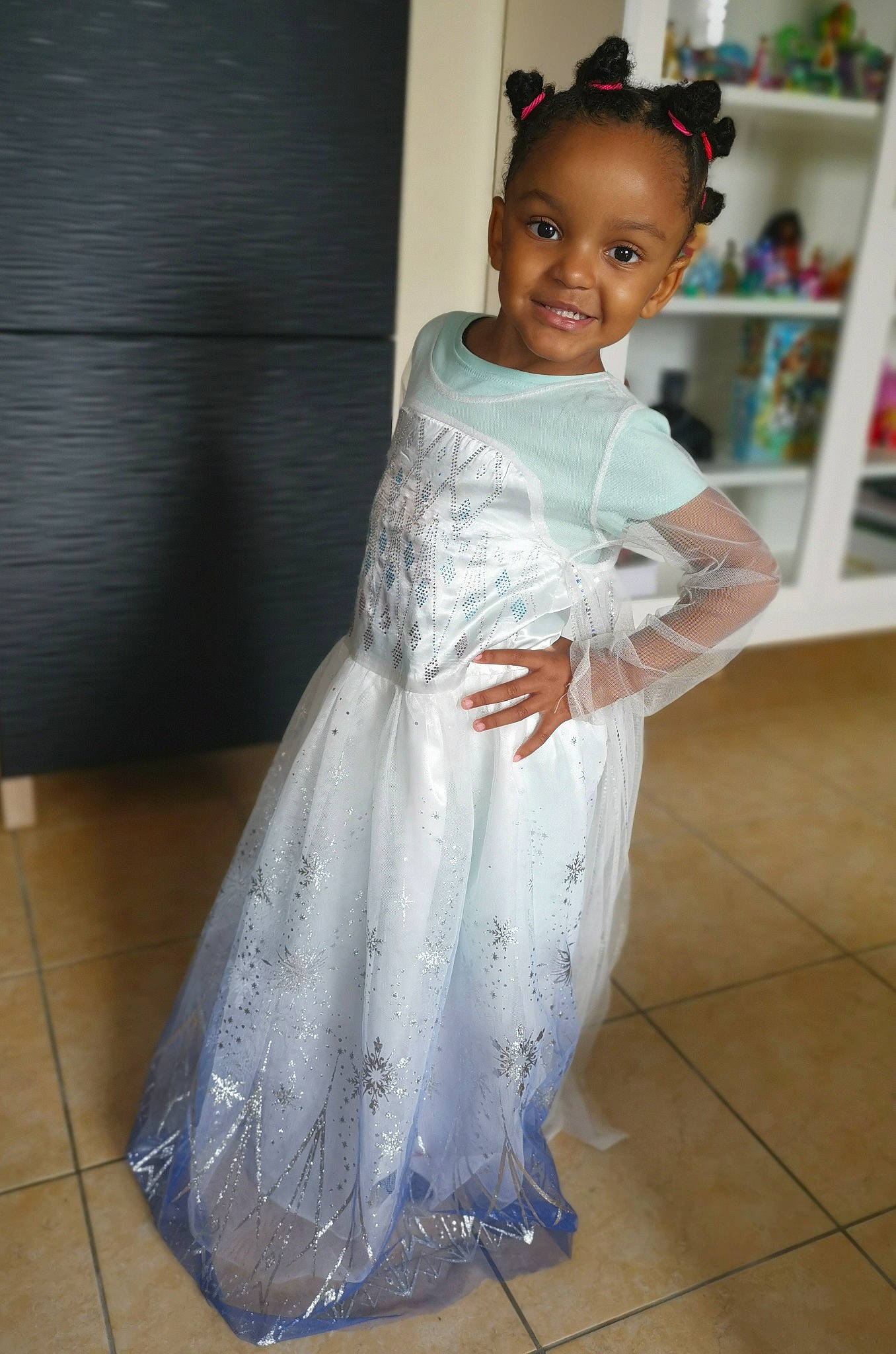 Andréa a rejoint le concours — aidez-le/la à gagner de superbes lots ! bridal_accessory, bridal_clothing, day_dress, dress, embellishment, event, fashion_design, flash_photography, floor, flooring, formal_wear, happy, head, joy, one_piece_garment, person, shoulder, skin, sleeve, smile