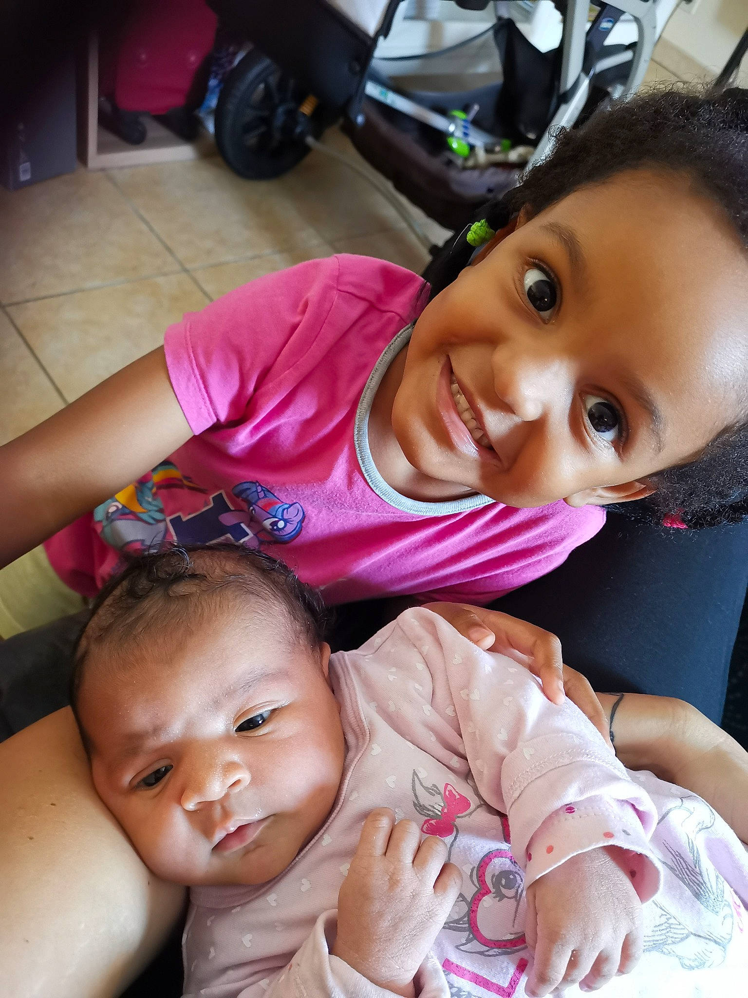 Andréa participe au concours pour gagner de l'argent avec cette photo : cheek, chin, eye, eyebrow, face, facial_expression, gesture, hair, hairstyle, happy, head, iris, joy, lip, mammal, mouth, nose, organ, person, product