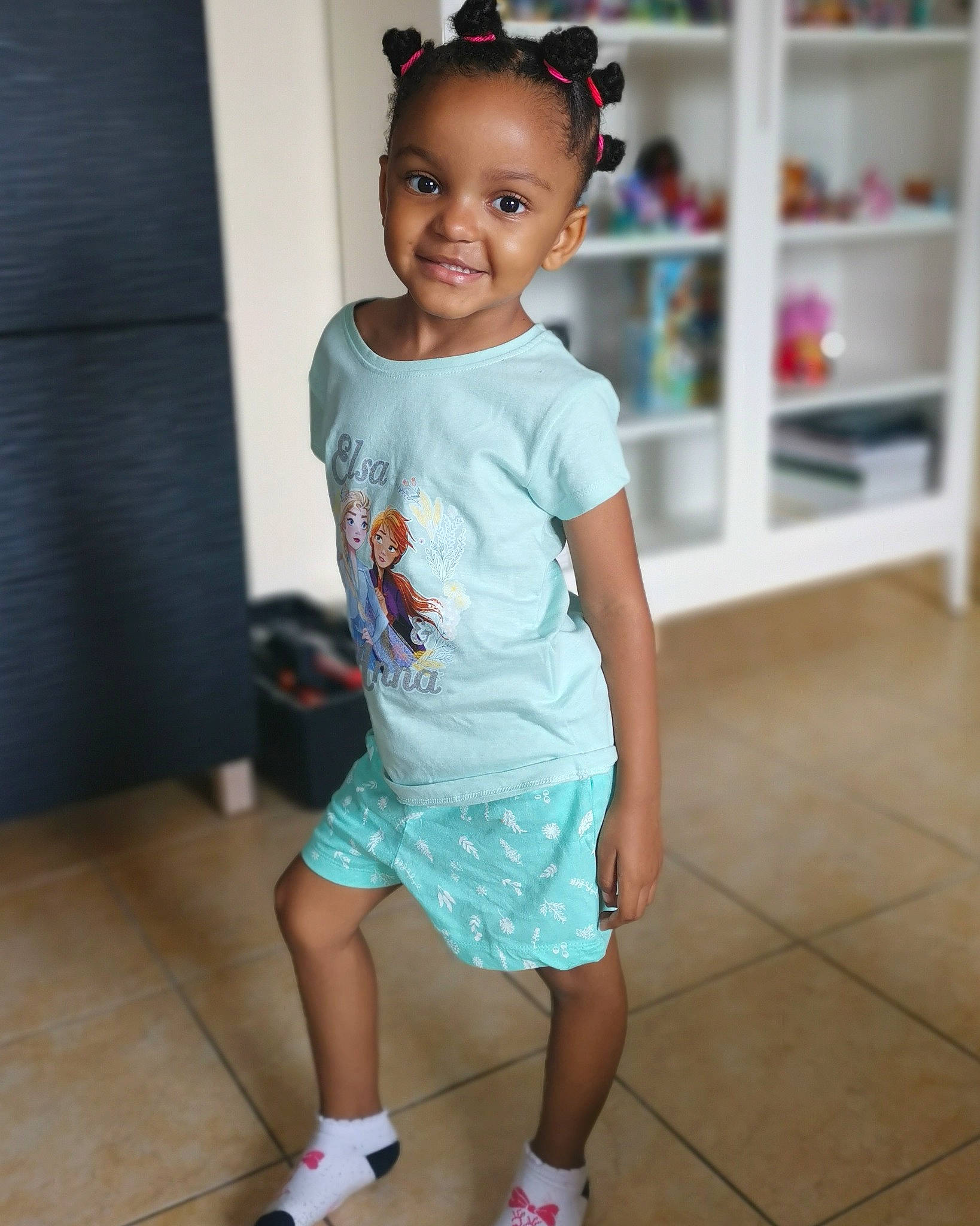 Andréa a rejoint le concours — aidez-le/la à gagner de superbes lots ! arm, baby_toddler_clothing, child, chin, face, fun, hair, happy, head, joint, joy, neck, person, shelf, shelving, shorts, shoulder, skin, sleeve, smile