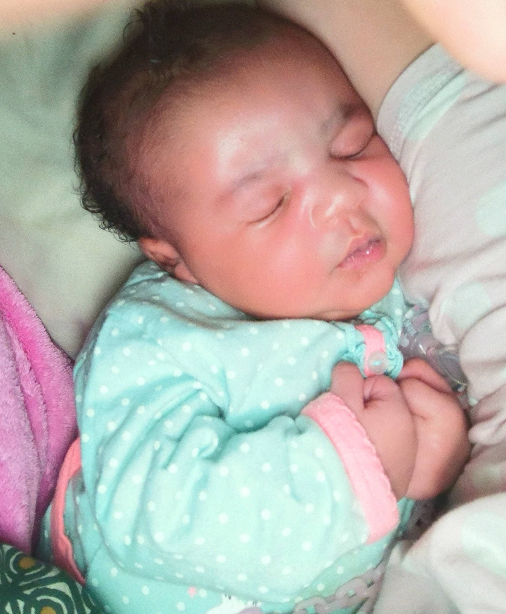 Kailya a rejoint le concours — aidez-le/la à gagner de superbes lots ! baby, baby_toddler_clothing, cheek, child, comfort, eye, finger, hand, happy, human_body, iris, lip, mouth, nose, person, pink, product, sitting, skin, textile