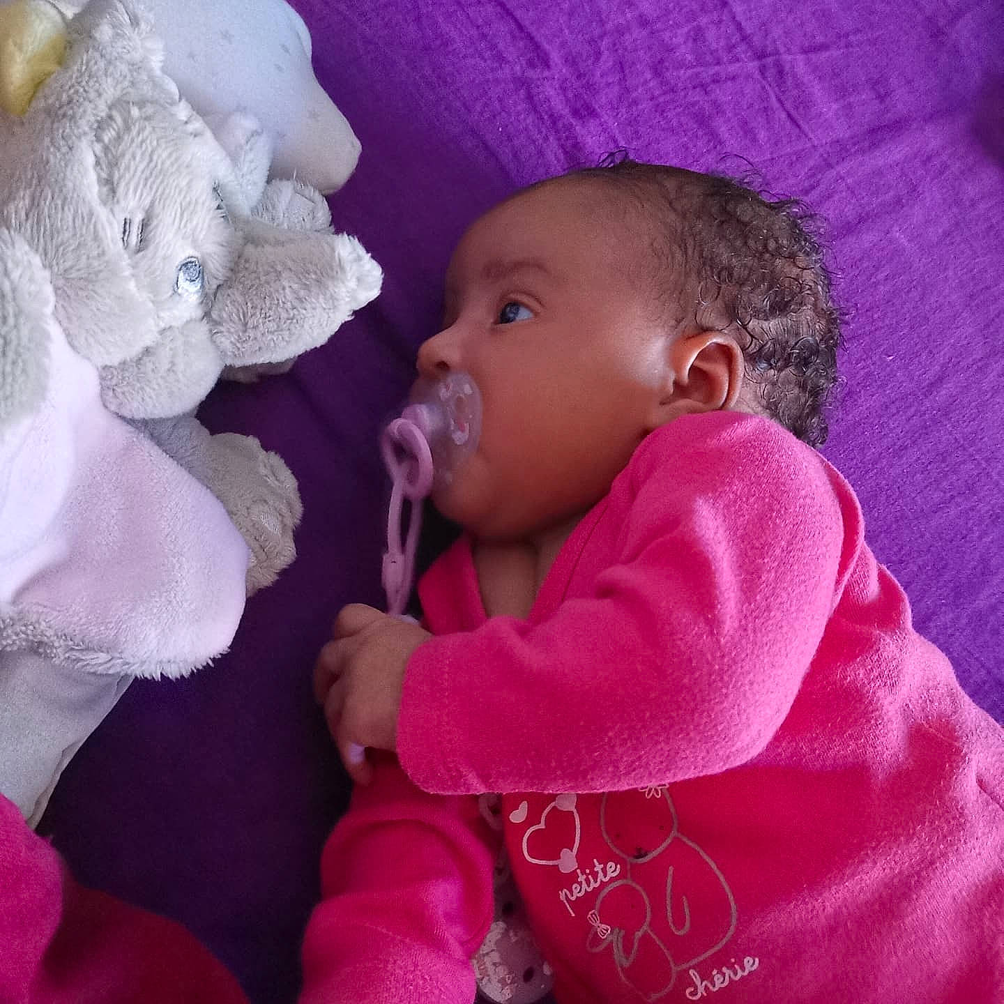 Kailya a rejoint le concours — aidez-le/la à gagner de superbes lots ! baby, baby_toddler_clothing, cheek, comfort, ear, eyebrow, eyelash, happy, headgear, iris, lip, magenta, nose, person, petal, pink, purple, skin, textile, toddler