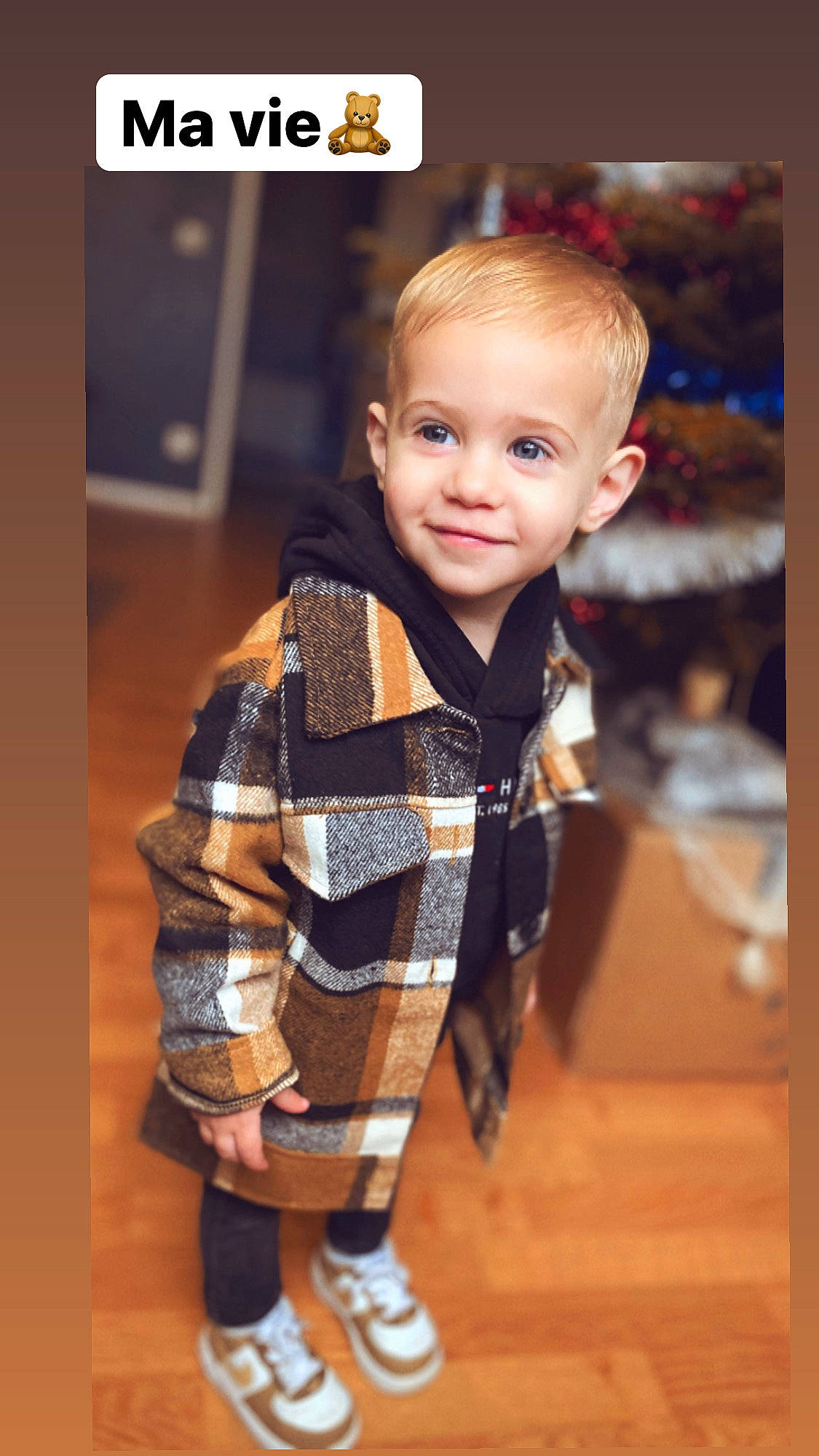 Hugo a rejoint le concours — aidez-le/la à gagner de superbes lots ! baby, baby_toddler_clothing, child, electric_blue, fashion_accessory, fashion_design, flash_photography, flooring, fun, happy, joy, pattern, person, plaid, sitting, sleeve, smile, street_fashion, t_shirt, tartan