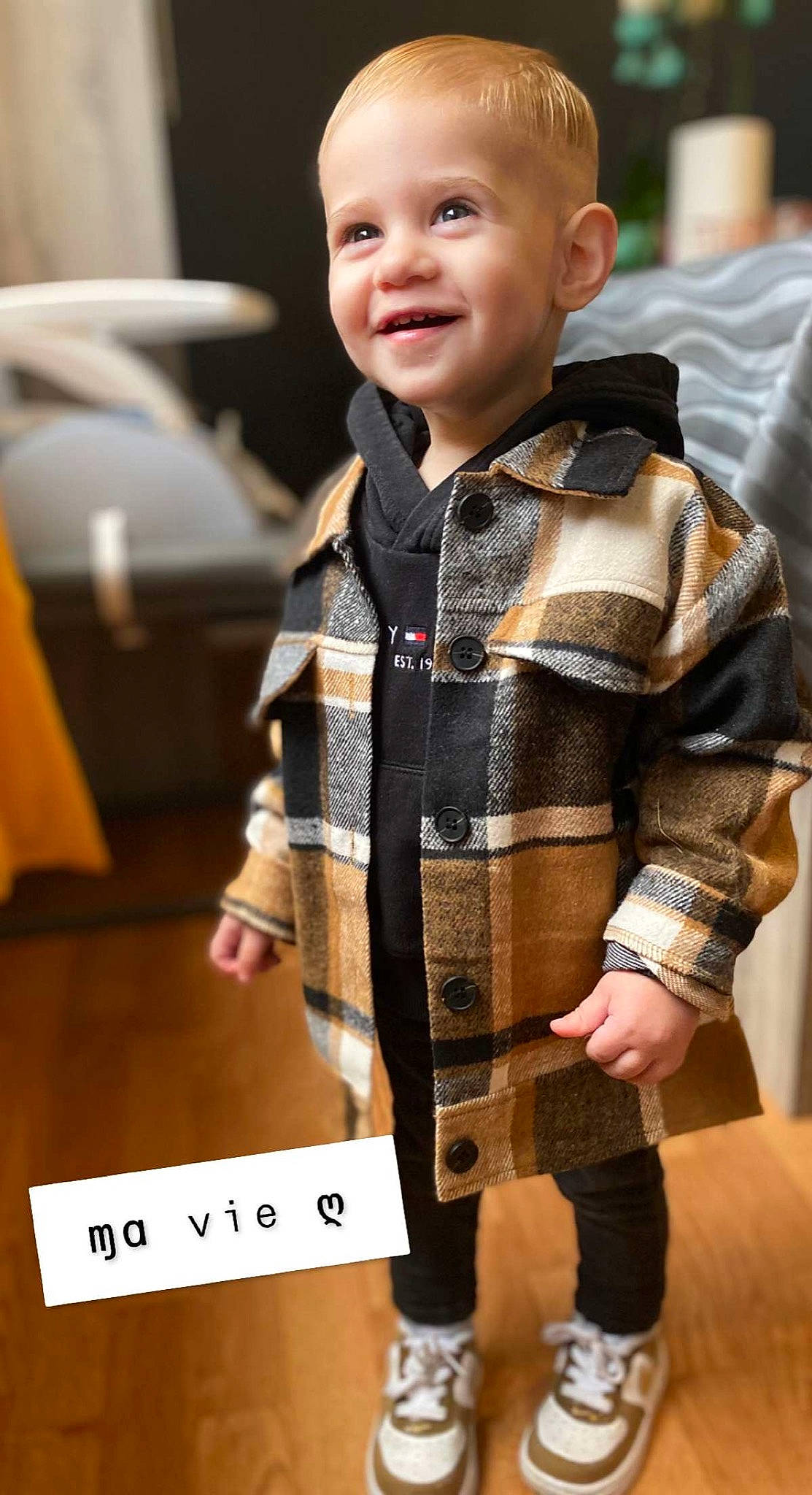 Hugo a rejoint le concours — aidez-le/la à gagner de superbes lots ! baby, baby_toddler_clothing, child, collar, event, face, fashion_accessory, fashion_design, flooring, fur, happy, joy, pattern, person, plaid, skin, sleeve, smile, street_fashion, thumb