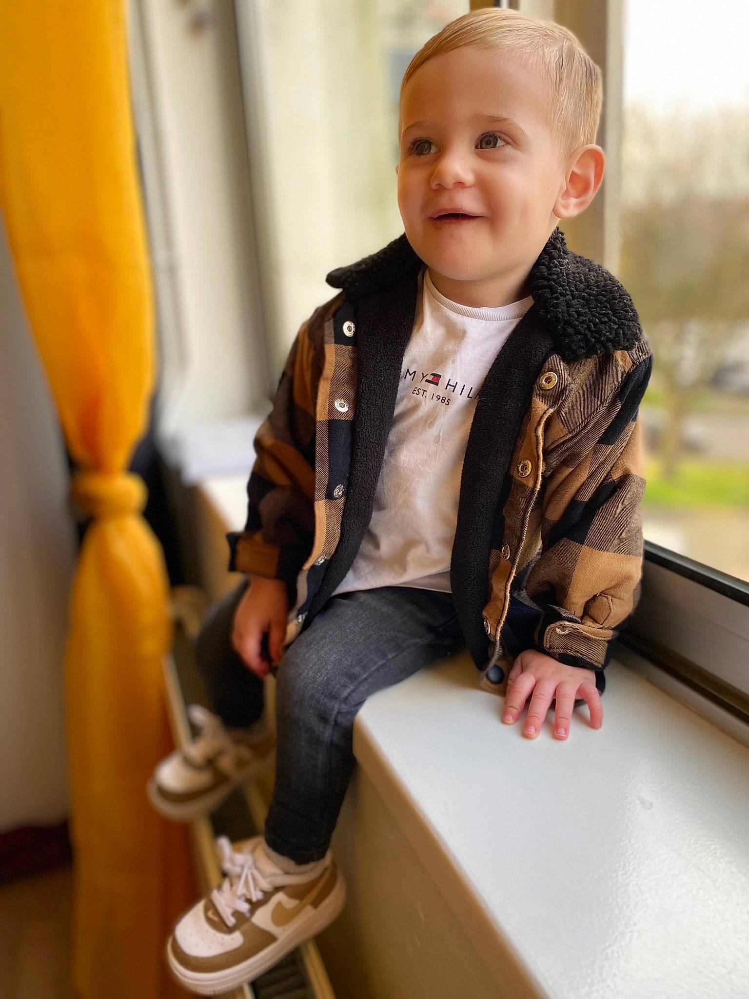 Hugo participe au concours pour gagner de l'argent avec cette photo : baby, baby_toddler_clothing, blazer, blond, child, collar, dress, eye, face, footwear, formal_wear, happy, head, jacket, jewellery, joy, leg, person, skin, sleeve