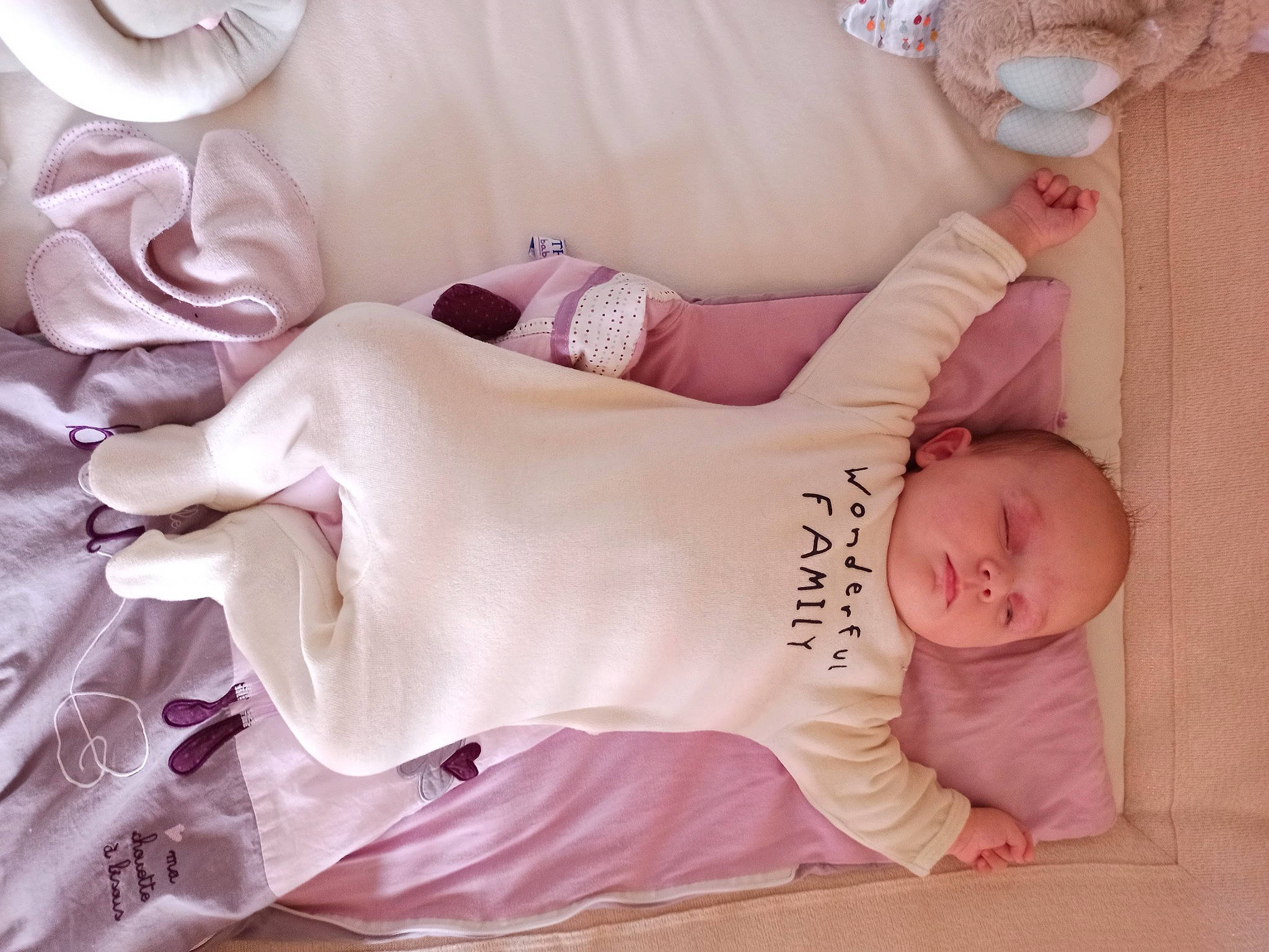 Kélia participe au concours pour gagner de l'argent avec cette photo : arm, baby, baby_toddler_clothing, comfort, eyelash, facial_expression, finger, hair, hand, happy, human_body, leg, mouth, nail, person, pink, product, skin, textile, thigh