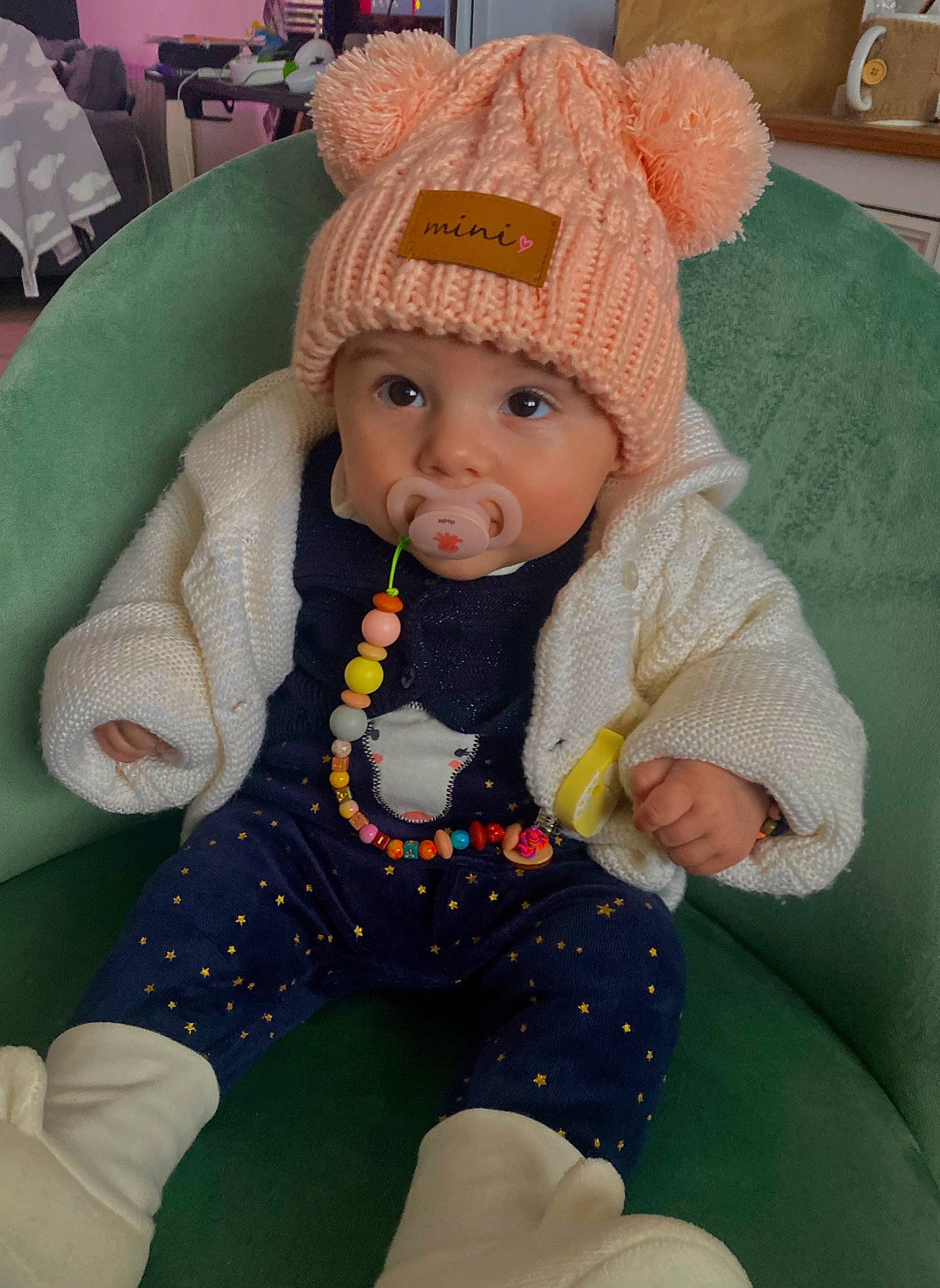 Talia participe au concours pour gagner de l'argent avec cette photo : baby, baby_toddler_clothing, beanie, cap, chair, cheek, child, comfort, fun, head, headwear, human_body, knit_cap, person, picture_frame, sitting, skin, sleeve, sock, toddler