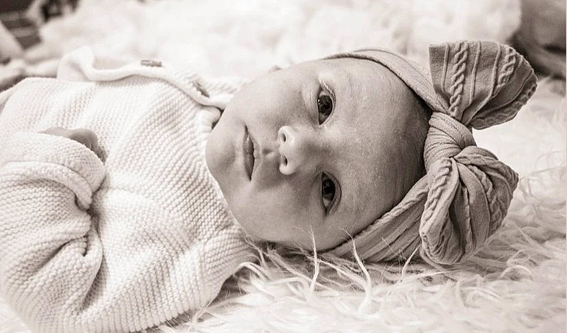 Talia a rejoint le concours — aidez-le/la à gagner de superbes lots ! baby, cheek, child, comfort, ear, eye, eyebrow, face, grass, happy, head, headwear, human, iris, mammal, nose, people, people_in_nature, person, skin