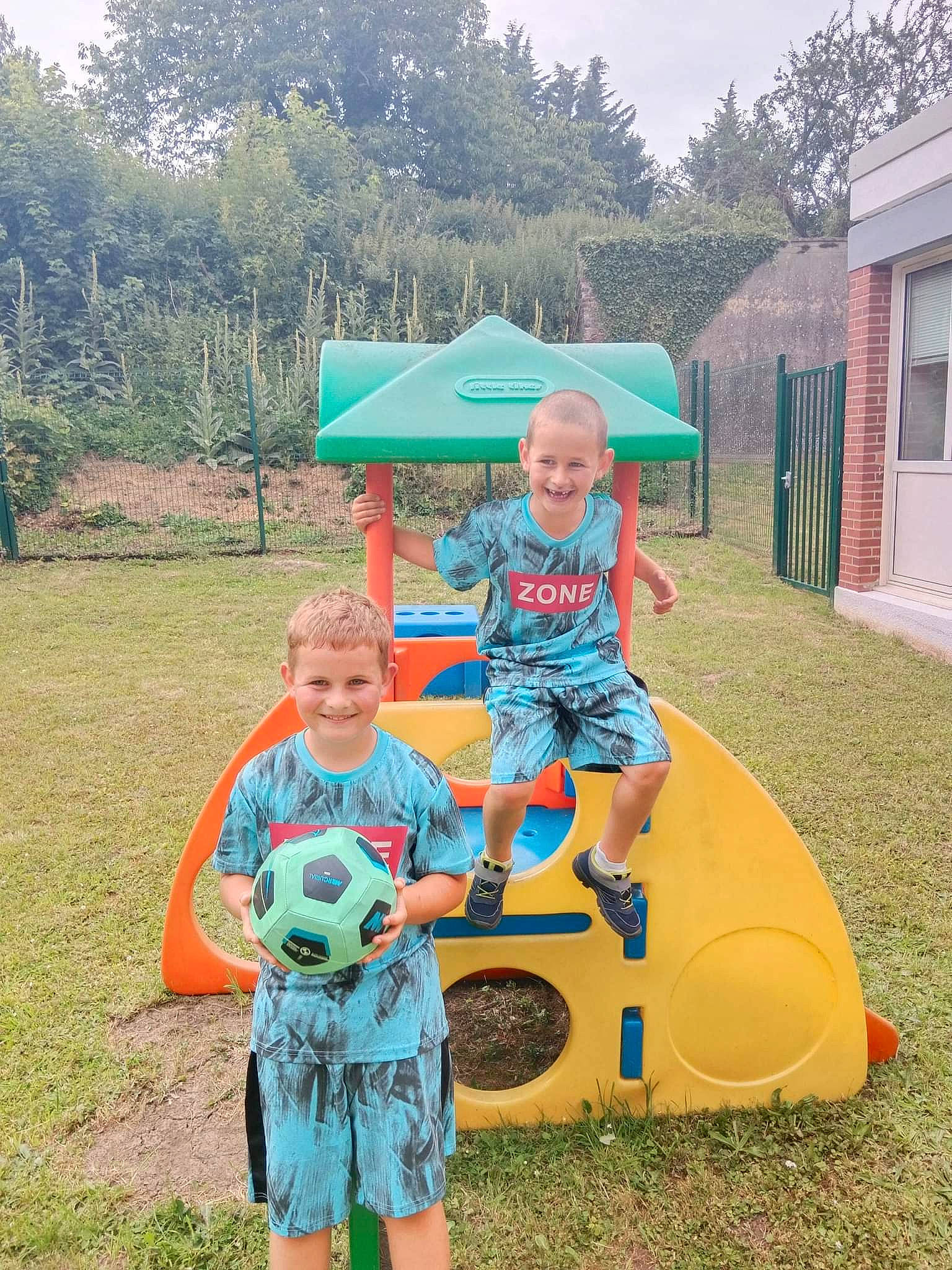 Sloan a rejoint le concours — aidez-le/la à gagner de superbes lots ! child, fun, grass, grassland, hat, joy, landscape, lawn, leisure, people_in_nature, person, plant, recreation, shade, shorts, sky, smile, sneakers, t_shirt, toddler