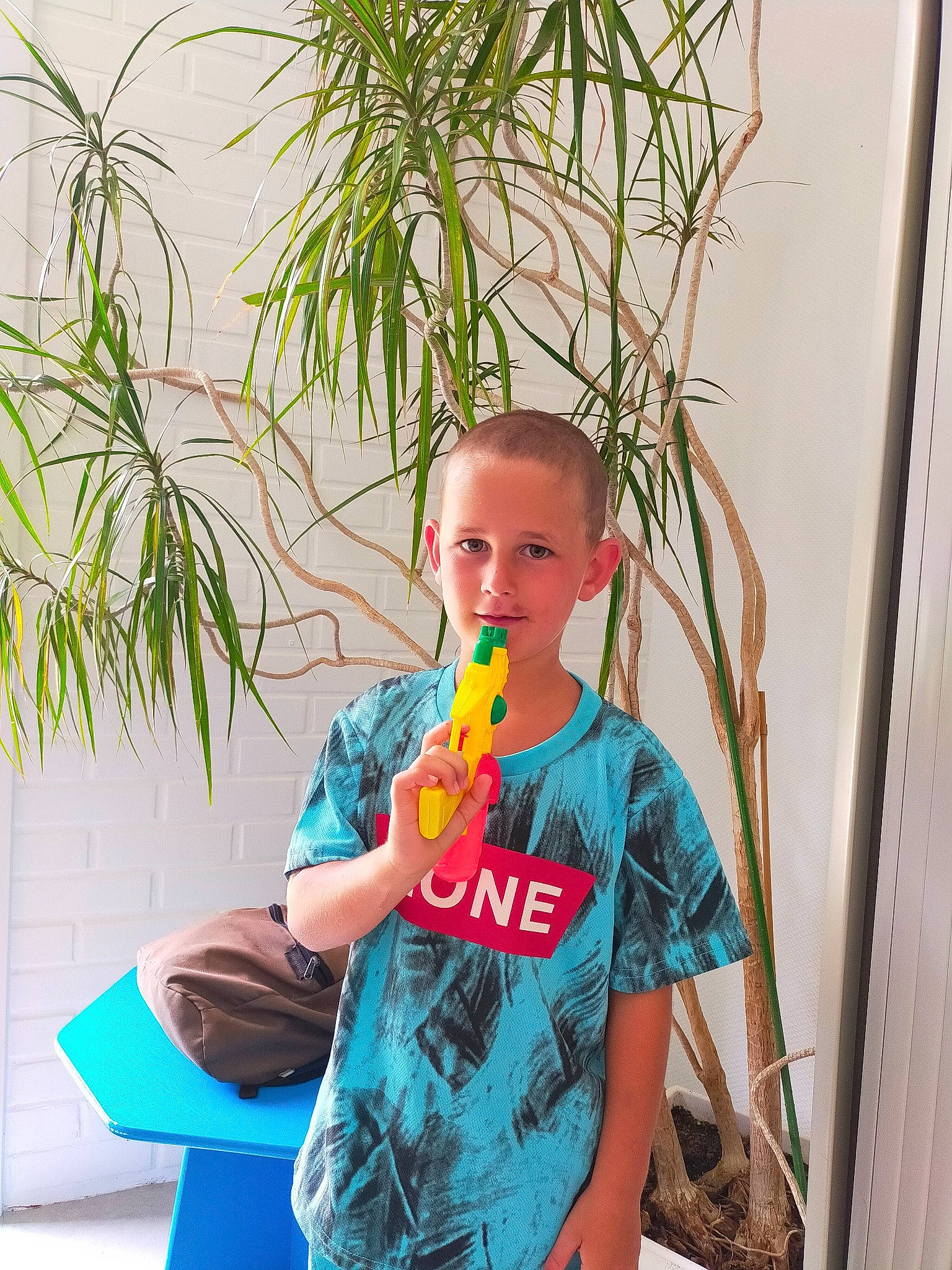 Sloan a rejoint le concours — aidez-le/la à gagner de superbes lots ! electric_blue, eyewear, fashion_design, floral_design, floristry, flower_arranging, fun, grass, happy, joint, leisure, person, plant, shoulder, sitting, sleeve, t_shirt, top, vacation, vertebrate