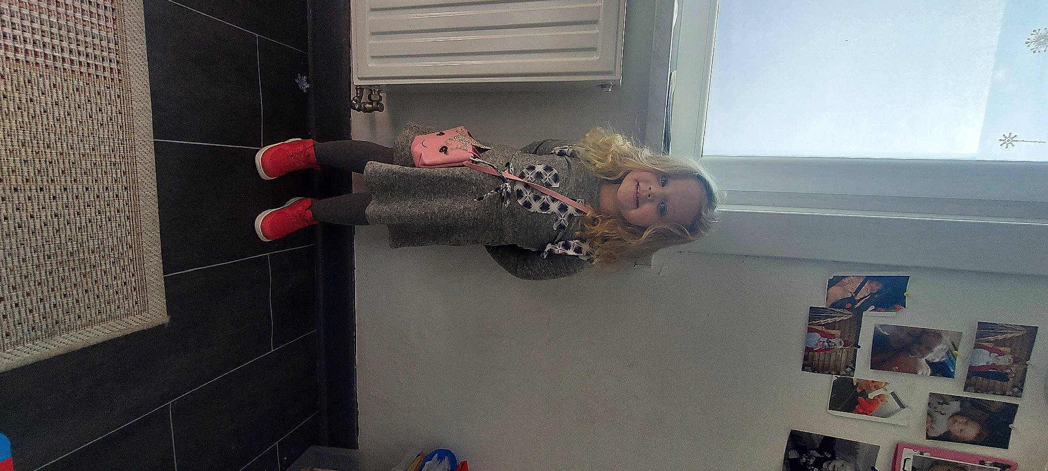 Léana a rejoint le concours — aidez-le/la à gagner de superbes lots ! carmine, elbow, flooring, joy, person, plaster, room, wall, wrist