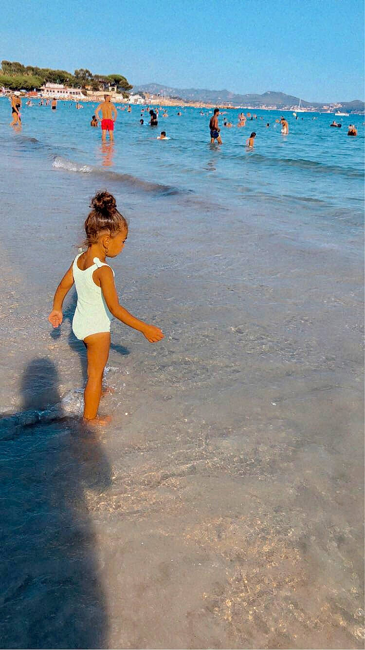 Liyah a rejoint le concours — aidez-le/la à gagner de superbes lots ! barefoot, beach, body_of_water, coastal_and_oceanic_landforms, fun, happy, horizon, leisure, people_in_nature, people_on_beach, person, recreation, shore, sky, summer, swimwear, thigh, travel, waist, water