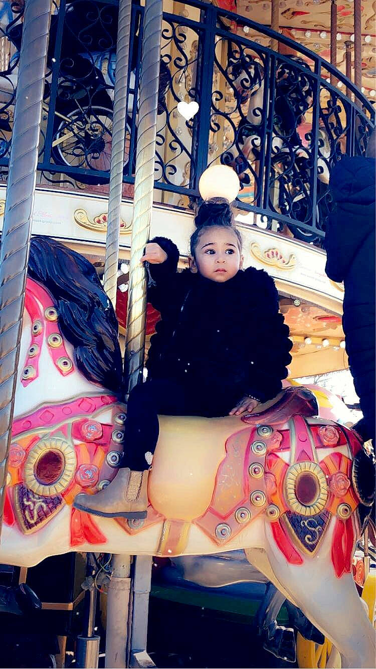 Liyah participe au concours pour gagner de l'argent avec cette photo : amusement_park, amusement_ride, carousel, child, cool, event, fair, fun, horse_tack, human_body, leisure, nonbuilding_structure, person, playground, recreation, sitting, snapshot, t_shirt, toddler, vacation