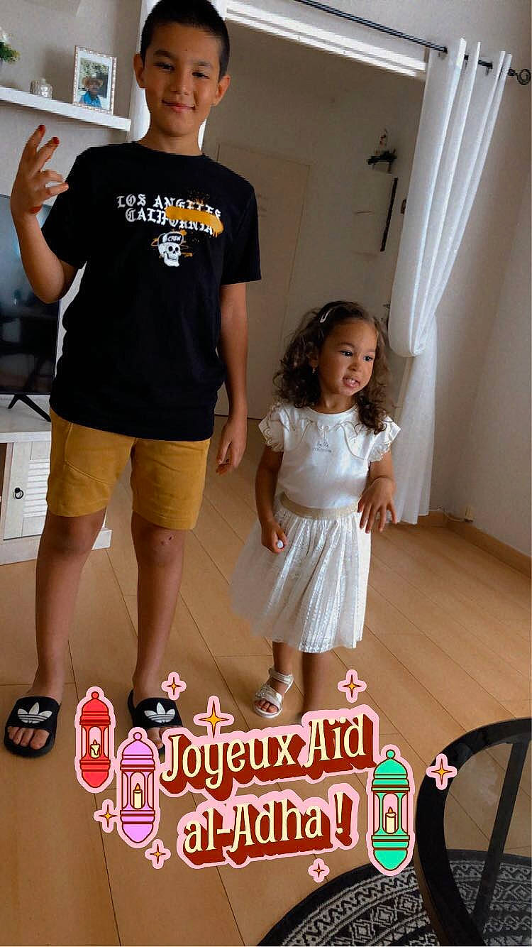 Liyah participe au concours pour gagner de l'argent avec cette photo : child, event, fashion_design, flooring, font, fun, gesture, happy, joint, joy, leisure, person, photo_caption, shorts, skin, sleeve, smile, sportswear, standing, t_shirt