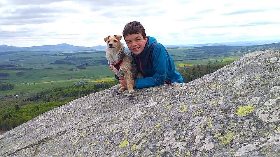 Inna a rejoint le concours — aidez-le/la à gagner de superbes lots ! adventure, canidae, carnivore, dog, dog_hiking, fell, hill, mountain, mountainous_landforms, recreation, ridge, rock, sporting_group