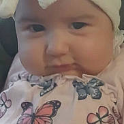 Laëlyn participe au concours pour gagner de l'argent avec cette photo : baby, child, headband, bow, butterfly, clothing, pink, blue, pattern, face, portrait, cute, infant, young_child, indoor, expression, serious, closeup, person, apparel