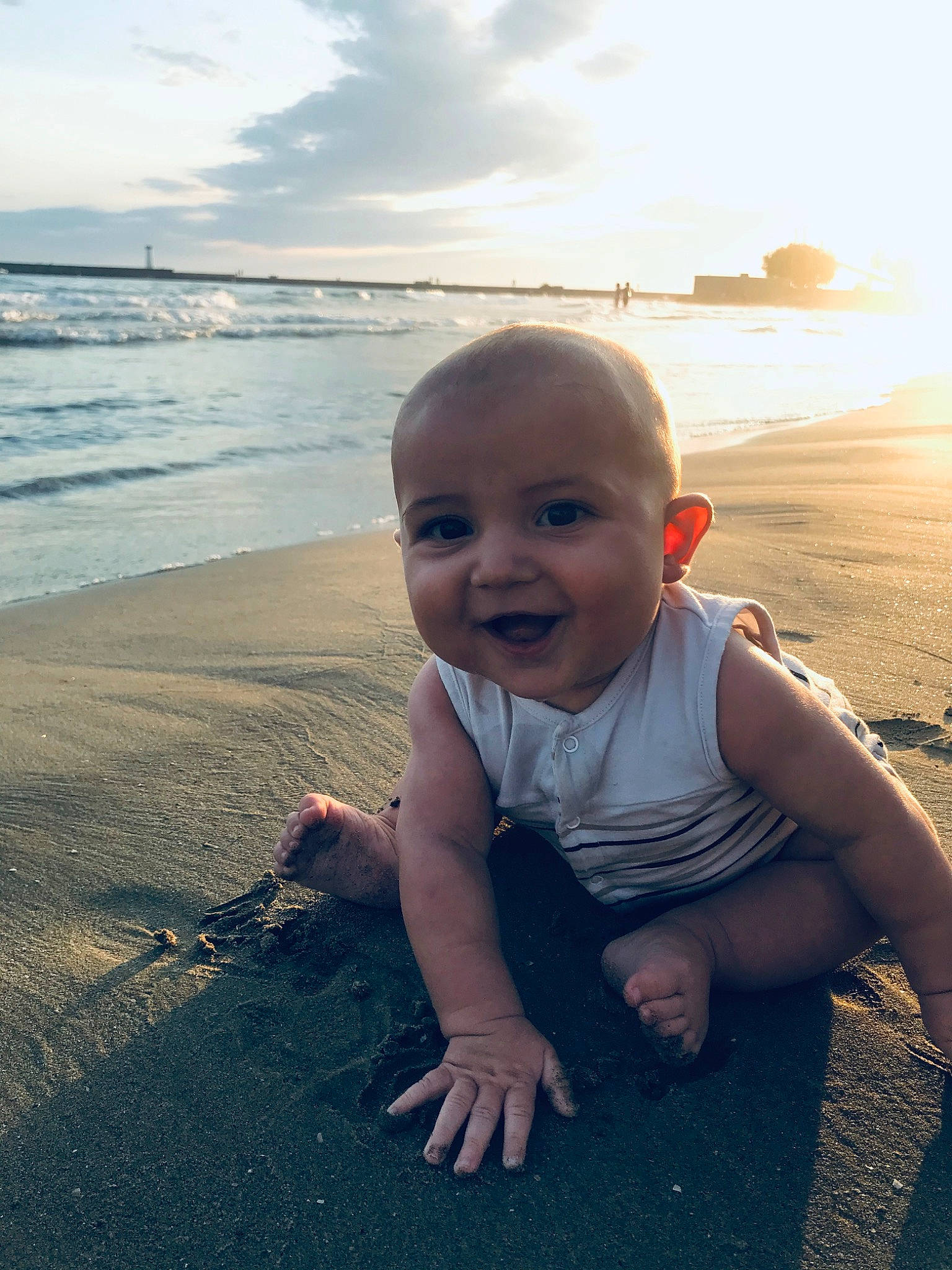 Melvyn participe au concours pour gagner de l'argent avec cette photo : baby, beach, child, cloud, coast, fawn, fun, happy, horizon, joy, ocean, person, photography, sand, sea, sitting, sky, smile, summer, sunlight