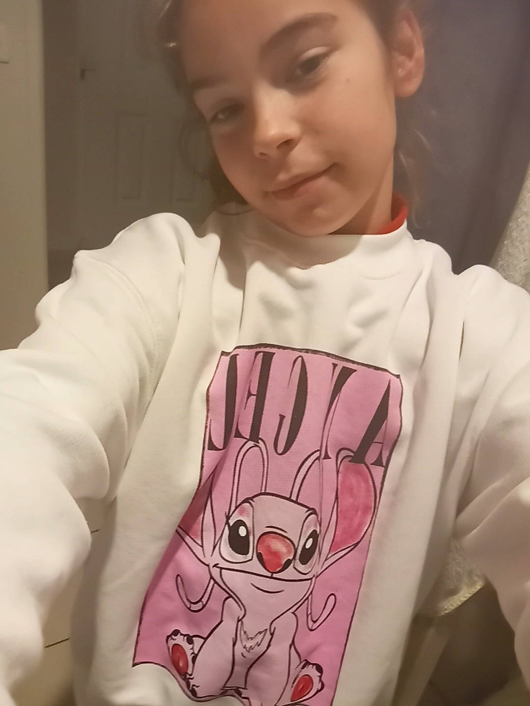 Lola a rejoint le concours — aidez-le/la à gagner de superbes lots ! applique, child, clothing, face, female, girl, happy, head, hoodie, knitwear, longsleeve, pattern, person, photography, portrait, sleeve, smile, sweater, sweatshirt, t_shirt