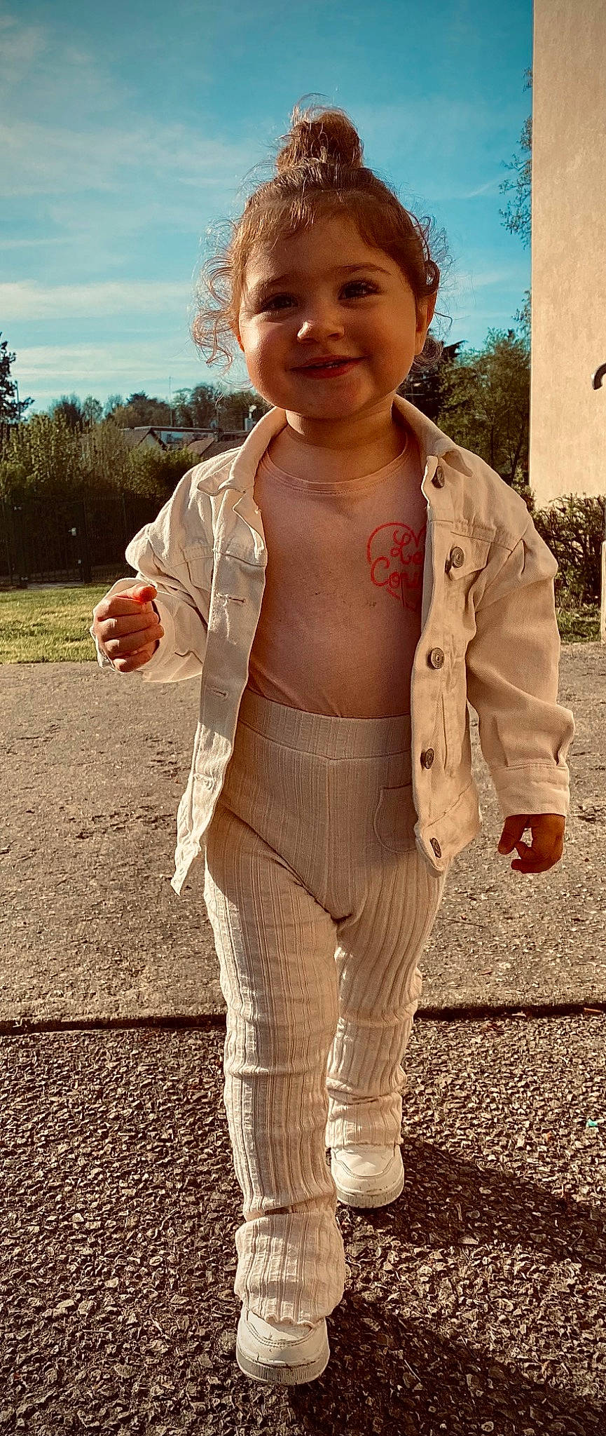 Kellyn a rejoint le concours — aidez-le/la à gagner de superbes lots ! baby, baby_toddler_clothing, blazer, chest, facial_expression, gesture, grass, happy, joy, lip, neck, person, skin, sky, sleeve, smile, street_fashion, thumb, toddler, tree