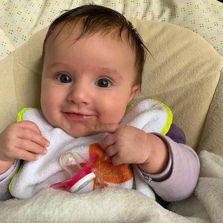 Pauline participe au concours pour gagner de l'argent avec cette photo : baby, blanket, bodypart, couch, cushion, cutlery, face, finger, furniture, hand, happy, head, homedecor, newborn, person, photography, portrait, quilt, smile, spoon