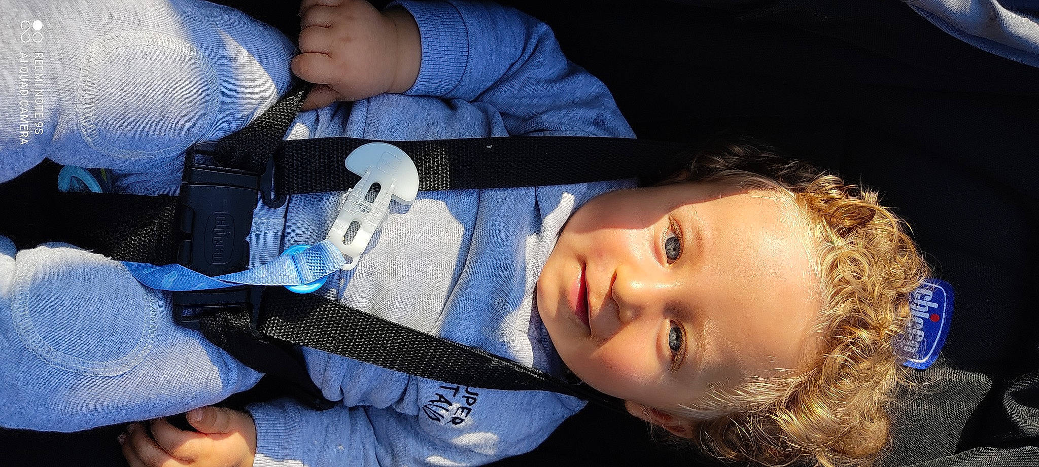 Aëden participe au concours pour gagner de l'argent avec cette photo : arm, cheek, cool, elbow, electric_blue, eyelash, finger, flash_photography, gesture, hand, lip, mouth, nail, nose, person, skin, smile, thumb, toddler, tree