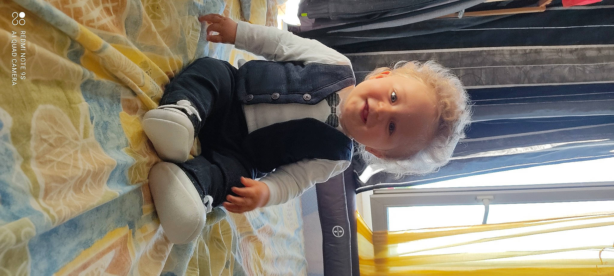 Aëden participe au concours pour gagner de l'argent avec cette photo : auto_part, baby, baby_carriage, baby_products, baby_toddler_clothing, child, comfort, fun, glove, happy, joy, leisure, person, sitting, smile, toddler, travel, tree, vacation, window