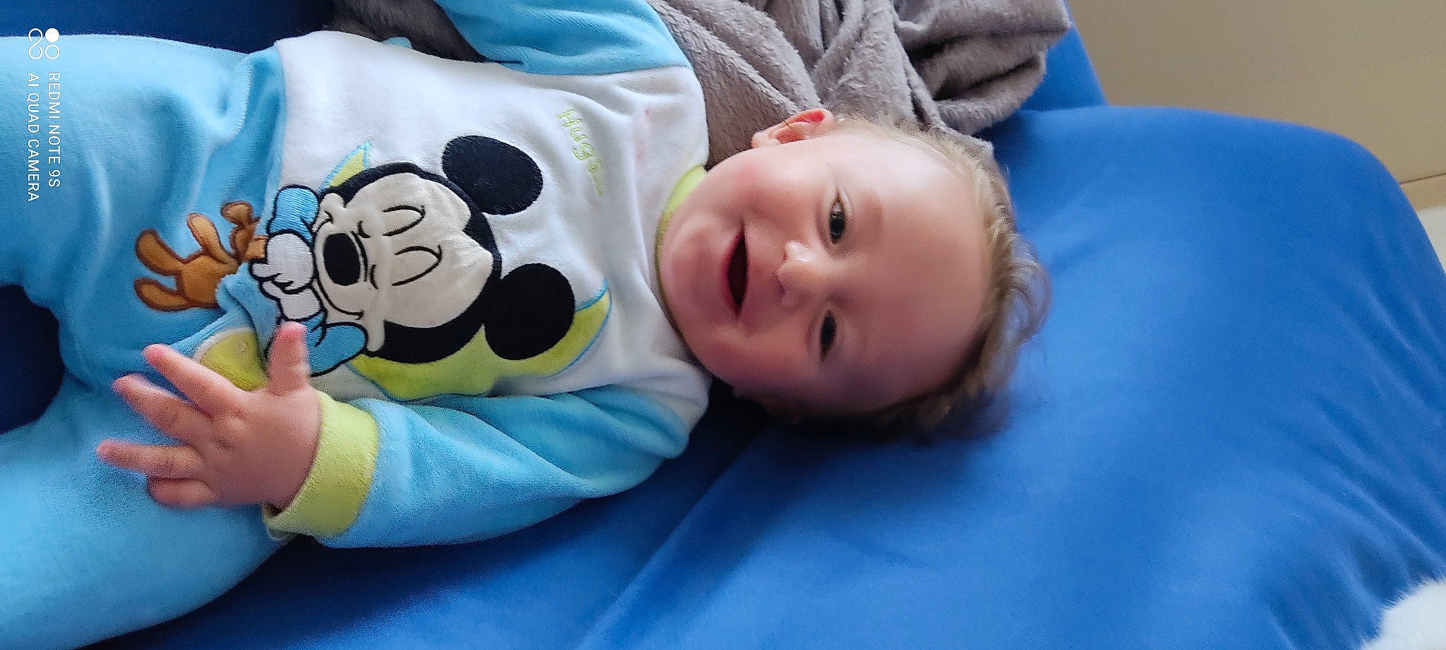 Aëden a rejoint le concours — aidez-le/la à gagner de superbes lots ! baby, baby_toddler_clothing, cheek, child, comfort, eye, fun, happy, head, joy, linens, mammal, nose, person, room, skin, sleeve, smile, stuffed_toy, toddler