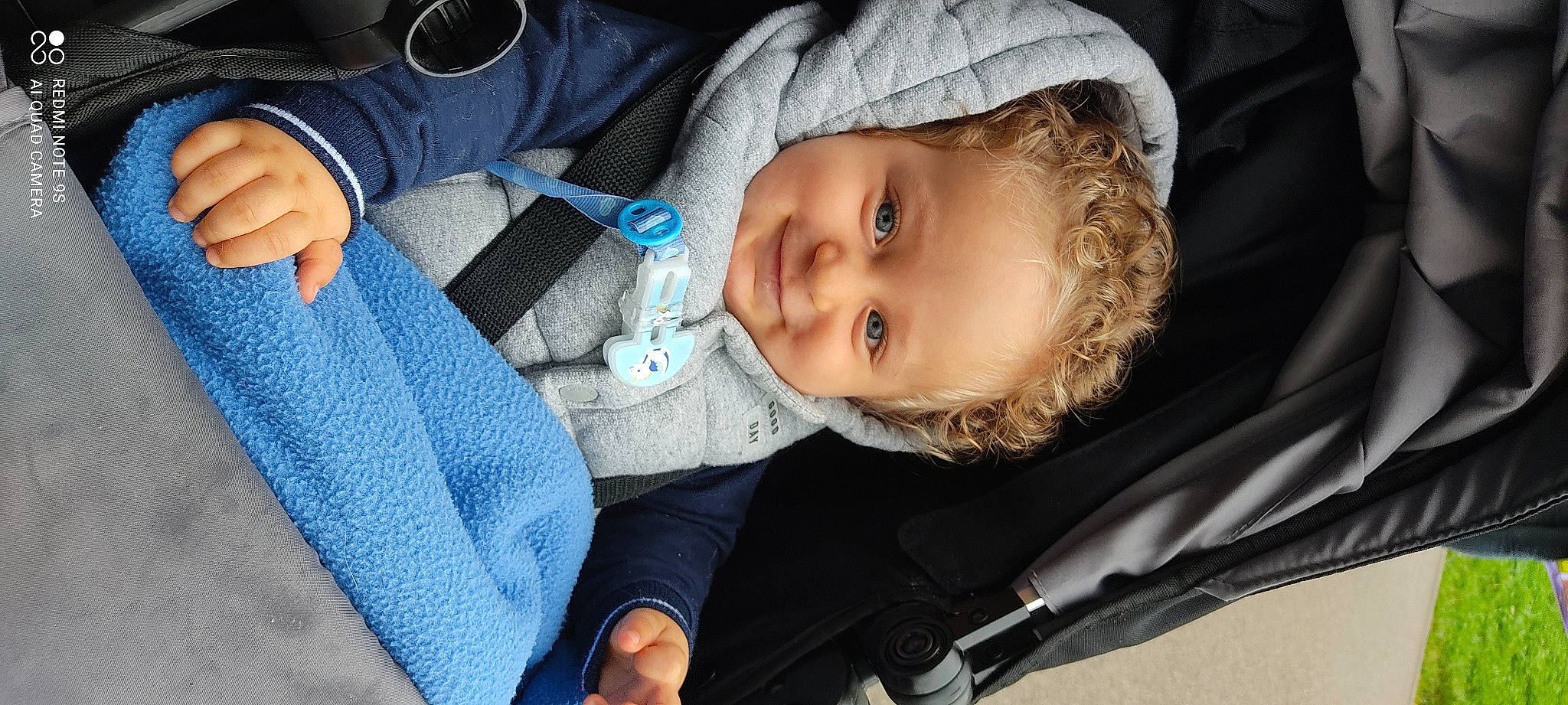 Aëden participe au concours pour gagner de l'argent avec cette photo : baby, baby_carriage, baby_products, baby_toddler_clothing, cheek, child, comfort, electric_blue, finger, hat, iris, joy, lip, mouth, nose, person, sitting, skin, sleeve, smile