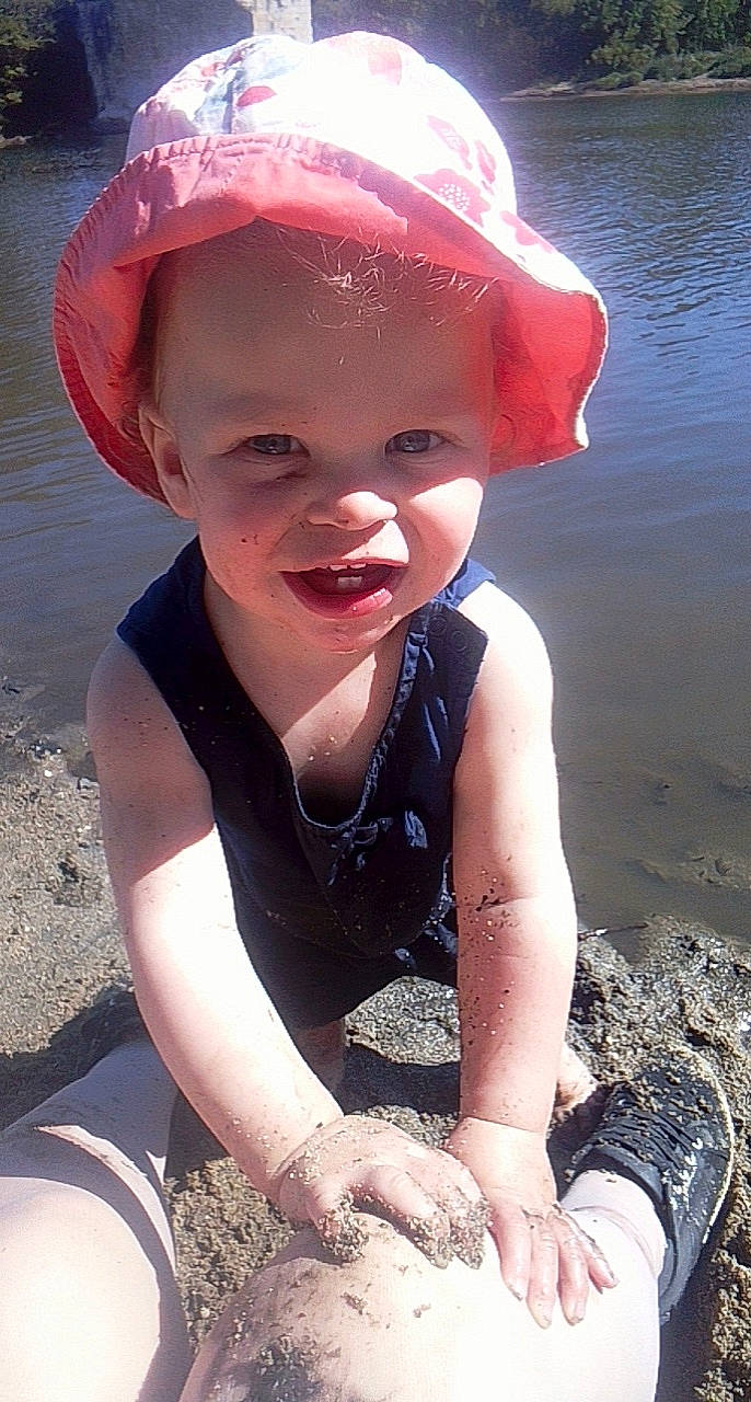 Liyah participe au concours pour gagner de l'argent avec cette photo : baby_toddler_clothing, beach, cap, cool, fun, happy, hat, headgear, light, lip, mouth, person, photograph, pink, skin, smile, summer, sun_hat, toddler, water