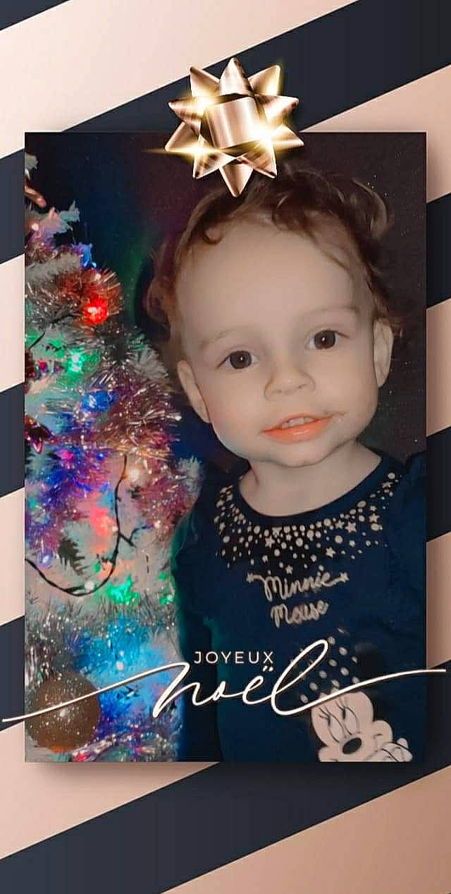 Alyonnah participe au concours pour gagner de l'argent avec cette photo : baby_toddler_clothing, cheek, child, christmas_decoration, christmas_ornament, christmas_tree, costume_hat, design, event, eyelash, happy, hat, head, holiday, holiday_ornament, ornament, person, product, snapshot, toddler