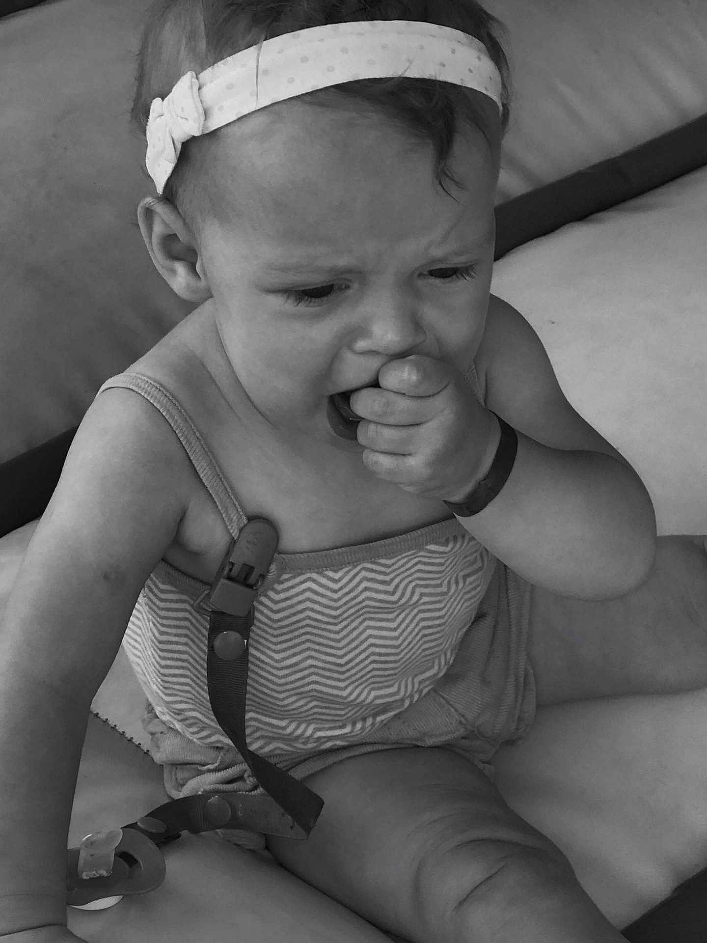 Alyonnah a rejoint le concours — aidez-le/la à gagner de superbes lots ! arm, baby, black, black_and_white, child, face, finger, hand, head, headgear, monochrome, monochrome_photography, person, photography, sitting, skin, smile, style, toddler, white
