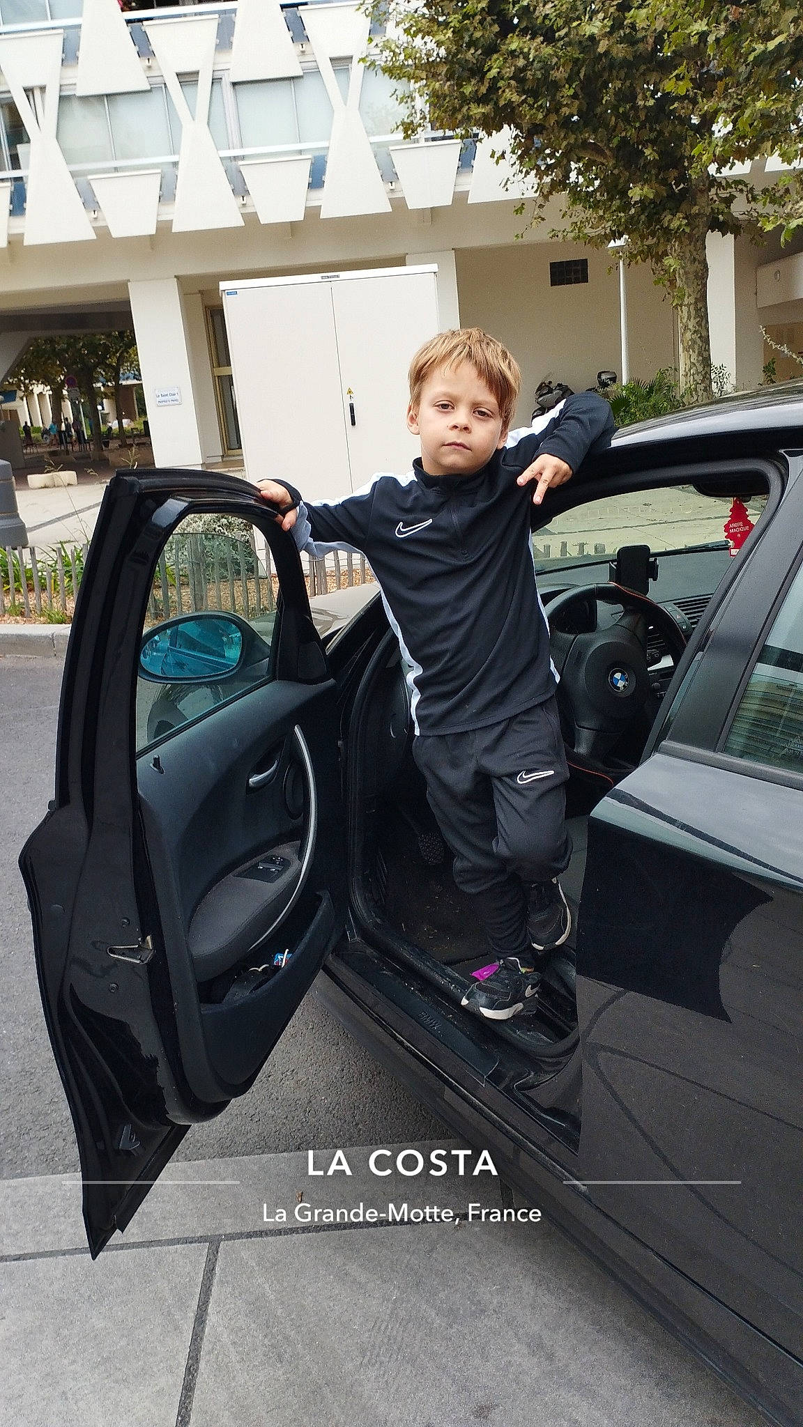 Aeden a rejoint le concours — aidez-le/la à gagner de superbes lots ! auto_part, automotive_design, automotive_exterior, automotive_lighting, automotive_tire, automotive_window_part, bumper, car, door, fender, hood, motor_vehicle, person, personal_luxury_car, plant, rim, sportswear, steering_wheel, vehicle, vehicle_door