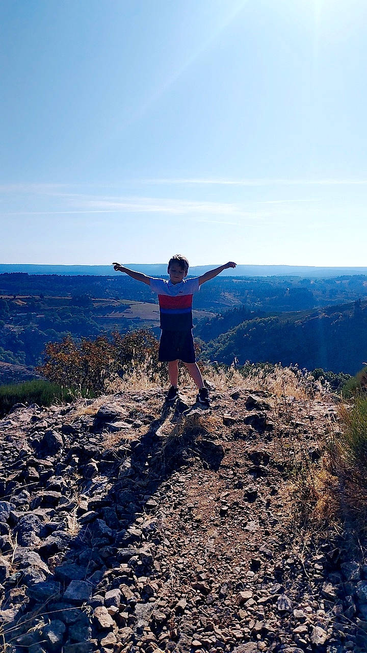 Aeden a rejoint le concours — aidez-le/la à gagner de superbes lots ! azure, balance, cloud, electric_blue, gesture, grass, grassland, happy, hill, horizon, landscape, leisure, natural_landscape, people_in_nature, person, plant, recreation, sky, slope, travel