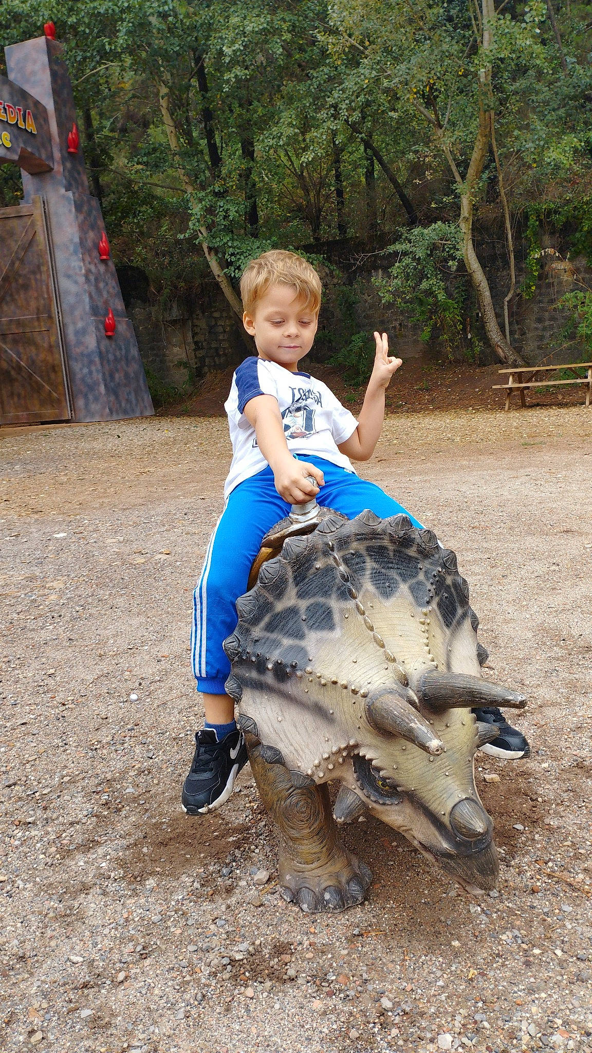 Aeden a rejoint le concours — aidez-le/la à gagner de superbes lots ! alligator, american_crocodile, baby_toddler_clothing, crocodile, electric_blue, fun, grass, happy, leisure, person, plant, recreation, reptile, smile, soil, t_shirt, terrestrial_animal, toddler, tortoise, tree