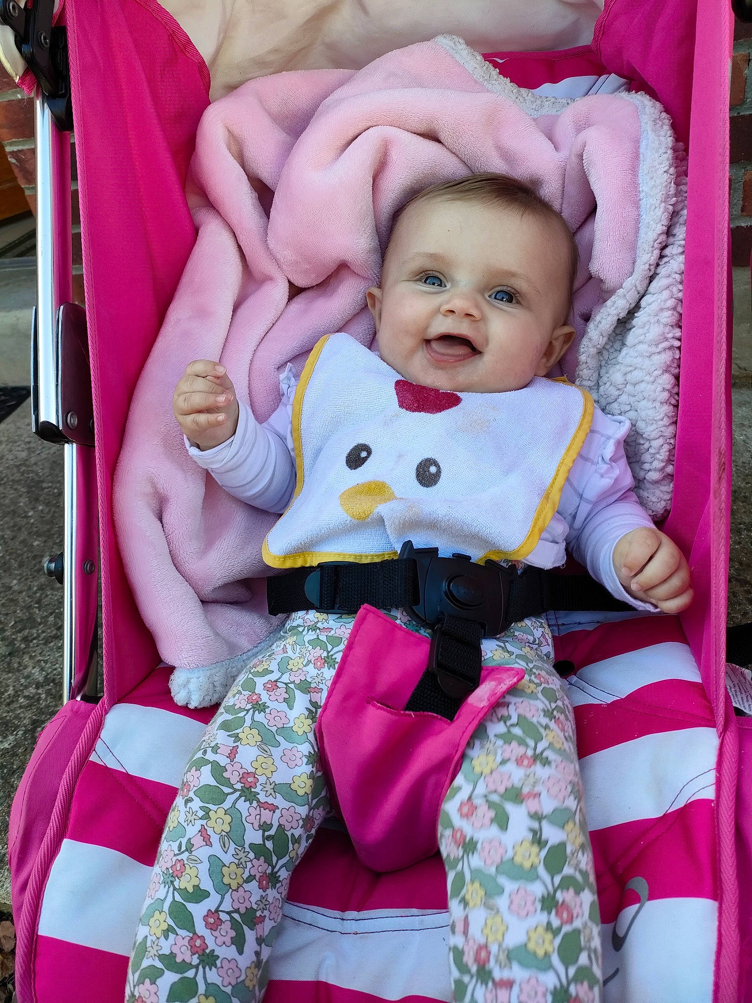 Iris participe au concours pour gagner de l'argent avec cette photo : baby, baby_toddler_clothing, beauty, chair, cheek, child, comfort, happy, magenta, people, person, photograph, pink, product, purple, skin, sleeve, textile, toddler, violet