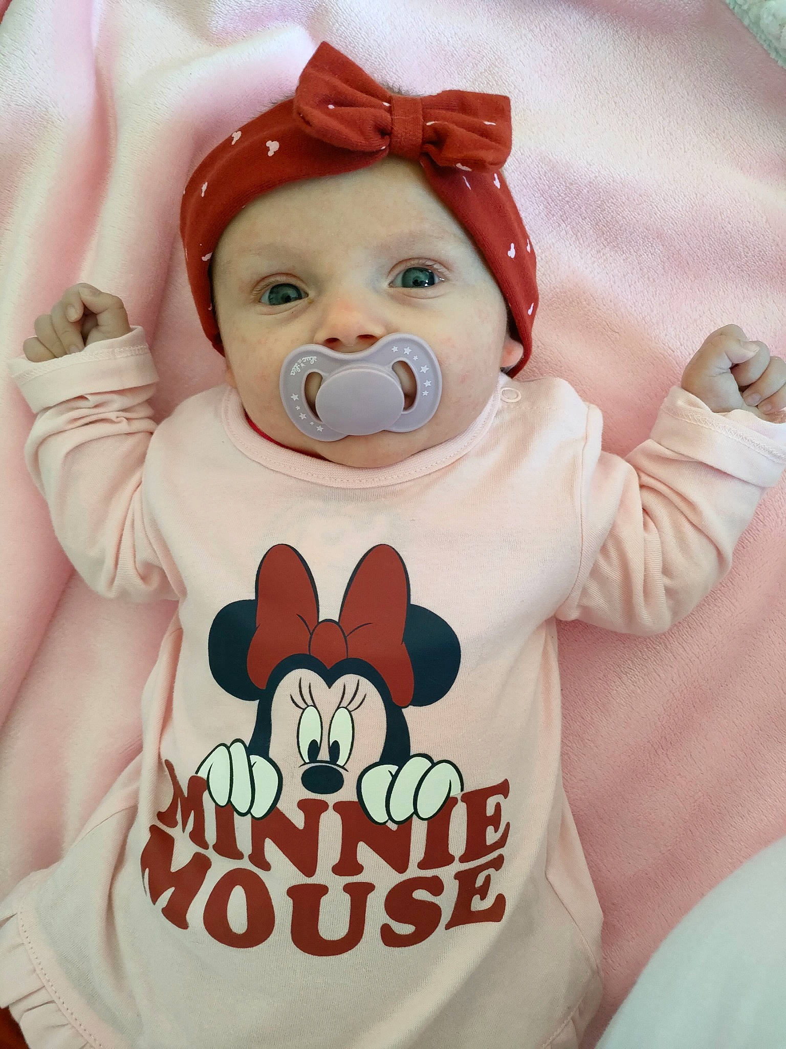 Iris a rejoint le concours — aidez-le/la à gagner de superbes lots ! baby, baby_sleeping, baby_toddler_clothing, cheek, child, facial_expression, fictional_character, finger, gesture, hairstyle, happy, head, headwear, mouth, nose, person, pink, sleeve, t_shirt, thumb