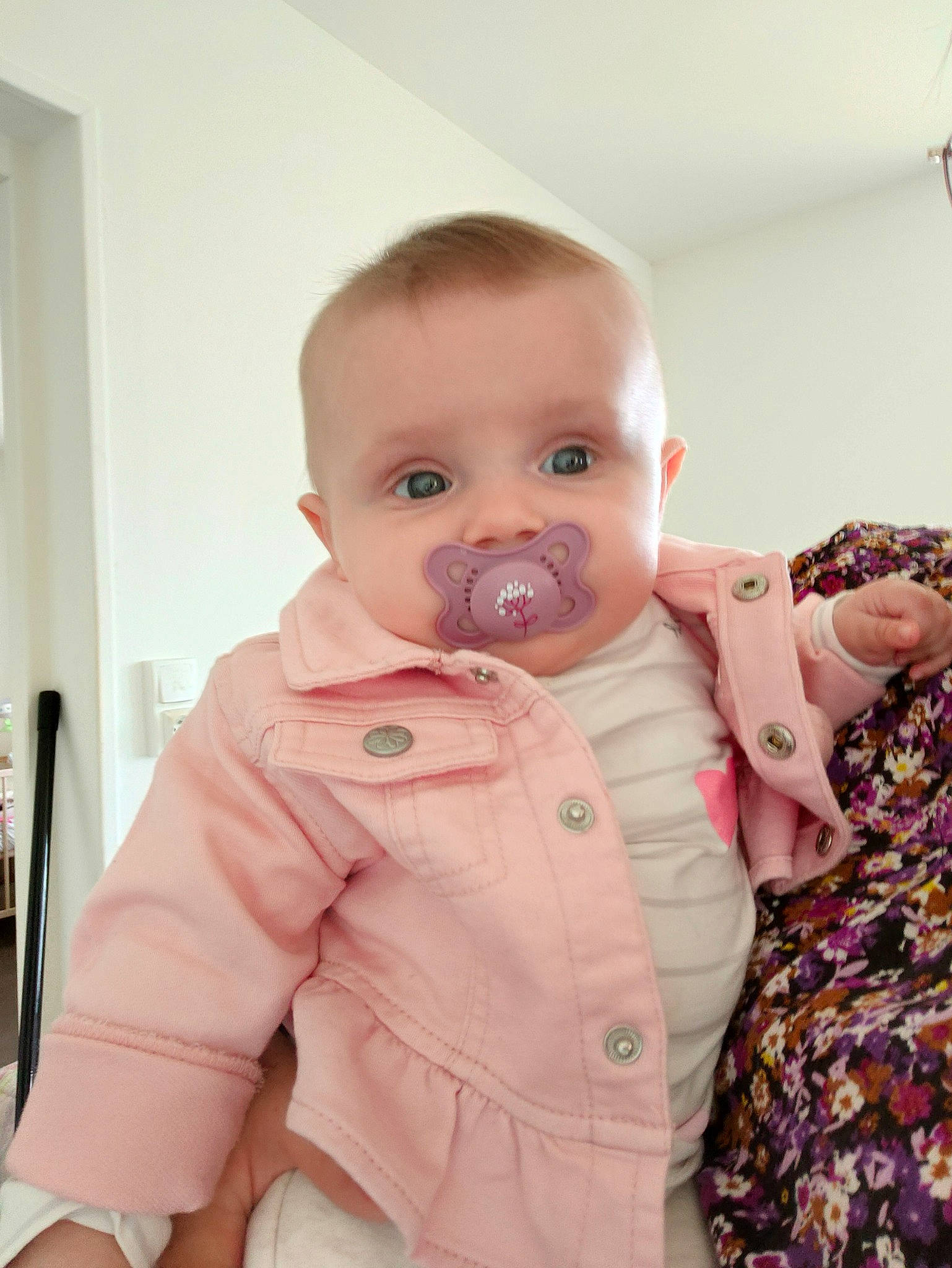 Iris participe au concours pour gagner de l'argent avec cette photo : baby, baby_products, baby_toddler_clothing, blond, cheek, child, collar, comfort, happy, human_body, iris, lip, nose, pattern, peach, person, sitting, skin, sleeve, standing