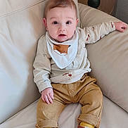 Gabriel a rejoint le concours — aidez-le/la à gagner de superbes lots ! baby, child, infant, couch, leather, clothing, socks, shoes, bib, fox, pants, sitting, furniture, indoor, table, decor, curious, face, person, expression