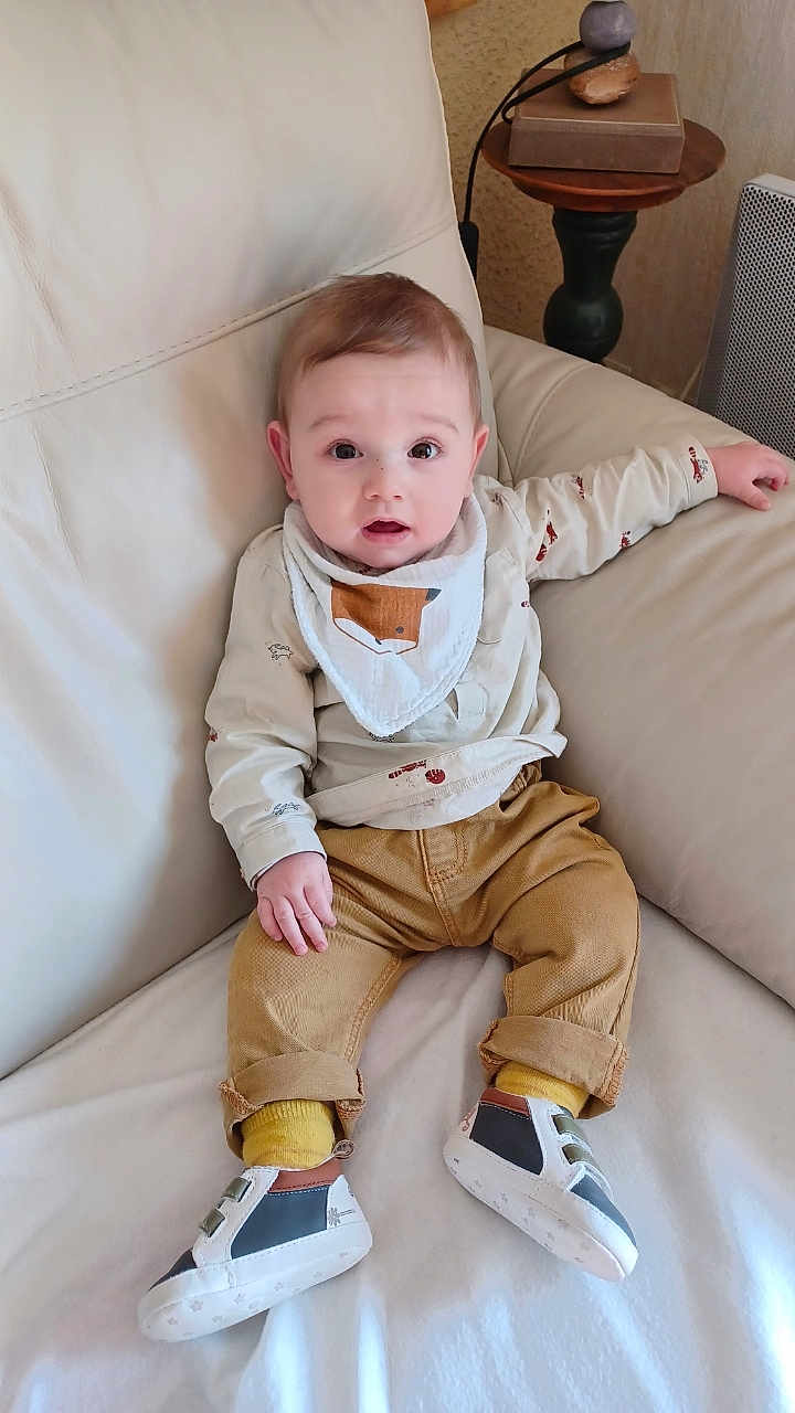 Gabriel a rejoint le concours — aidez-le/la à gagner de superbes lots ! baby, child, infant, couch, leather, clothing, socks, shoes, bib, fox, pants, sitting, furniture, indoor, table, decor, curious, face, person, expression